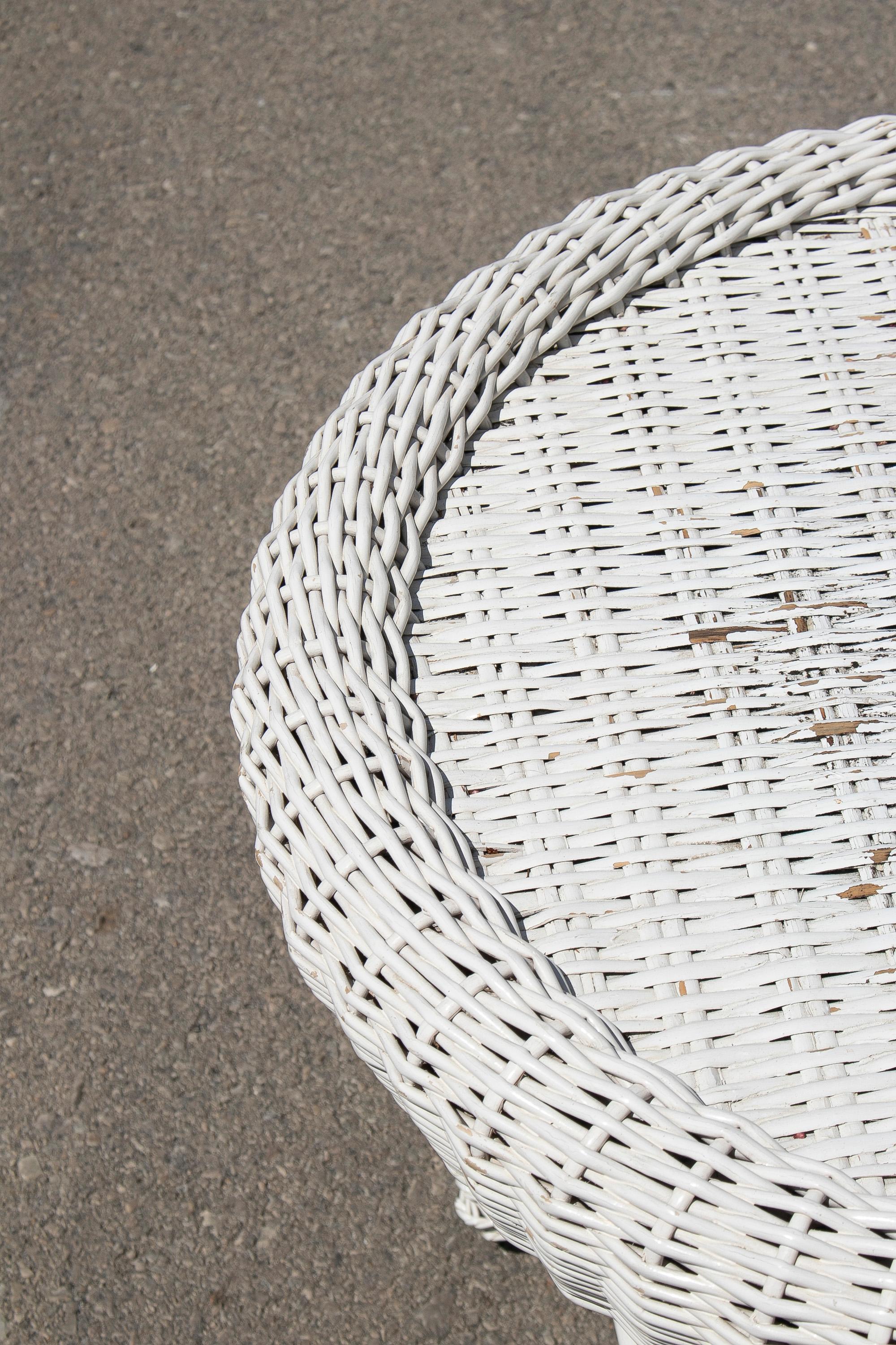 1970s Spanish Woven Wicker Round Side Table In Good Condition In Marbella, ES