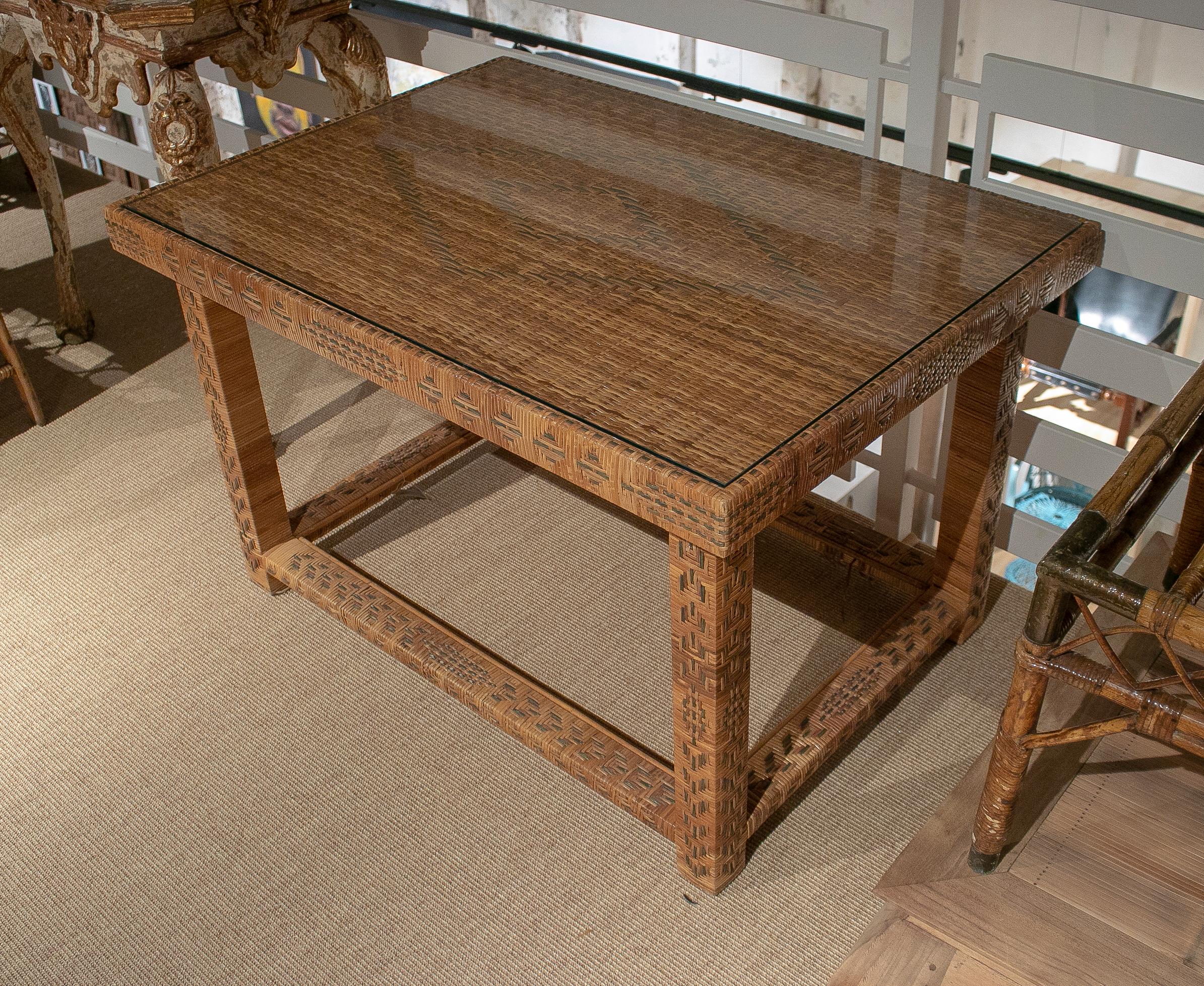 1970s Spanish Woven Wicker Table w/ Glass Top In Good Condition In Marbella, ES