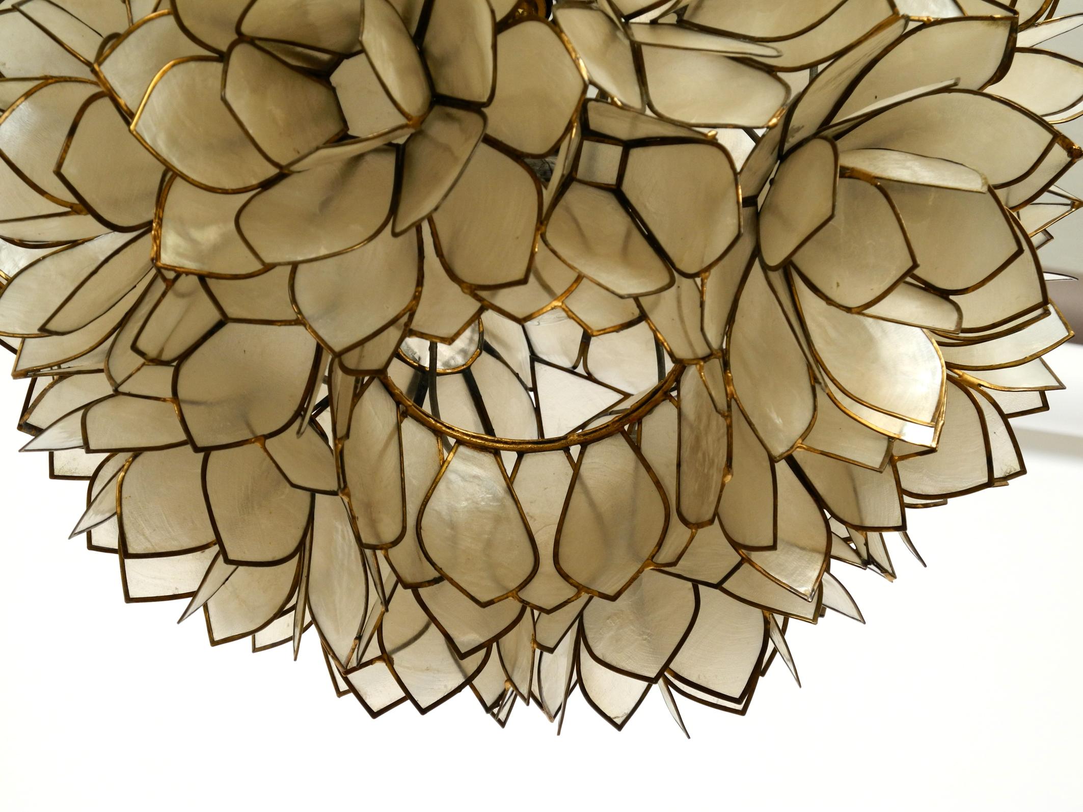 1970s Spherical Pendant Lamp Made of Mother of Pearl in the Look of a Flower In Good Condition In München, DE