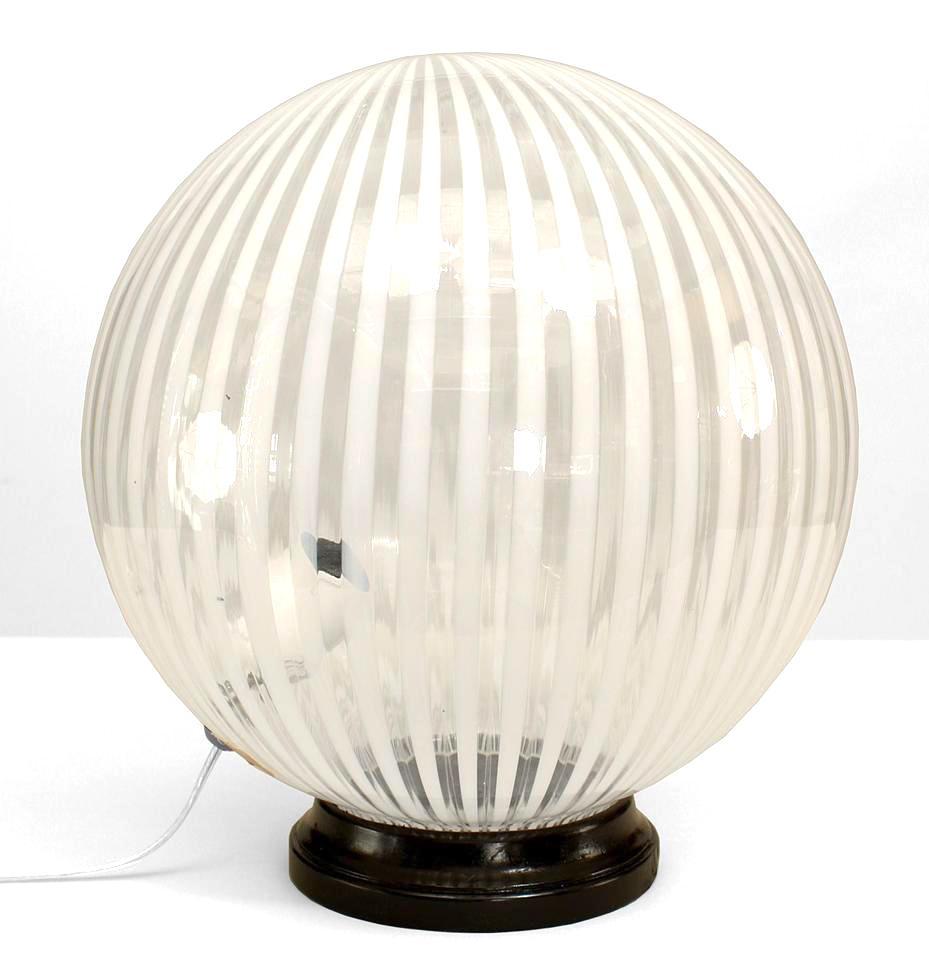 Lampe de table vénitienne d'après-guerre des années 1970 avec abat-jour en verre clair de Murano et motifs de rayures blanches, montée sur une base ébonisée. Label original de Murano (VISTOSI)
