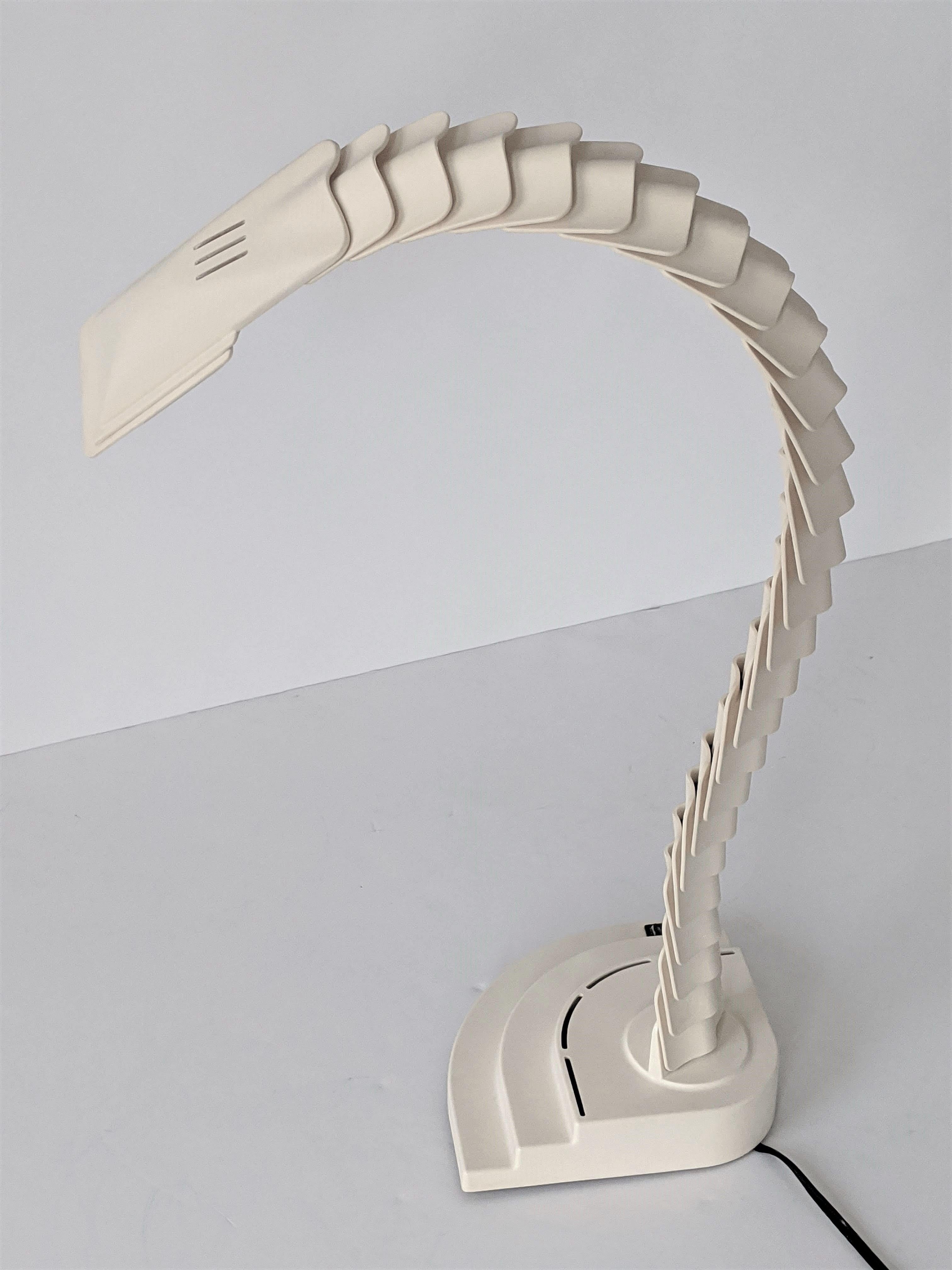 1970er Jahre Wirbelsäulenförmige 'Proteo' Halogen-Tischlampe, Italien im Angebot 2