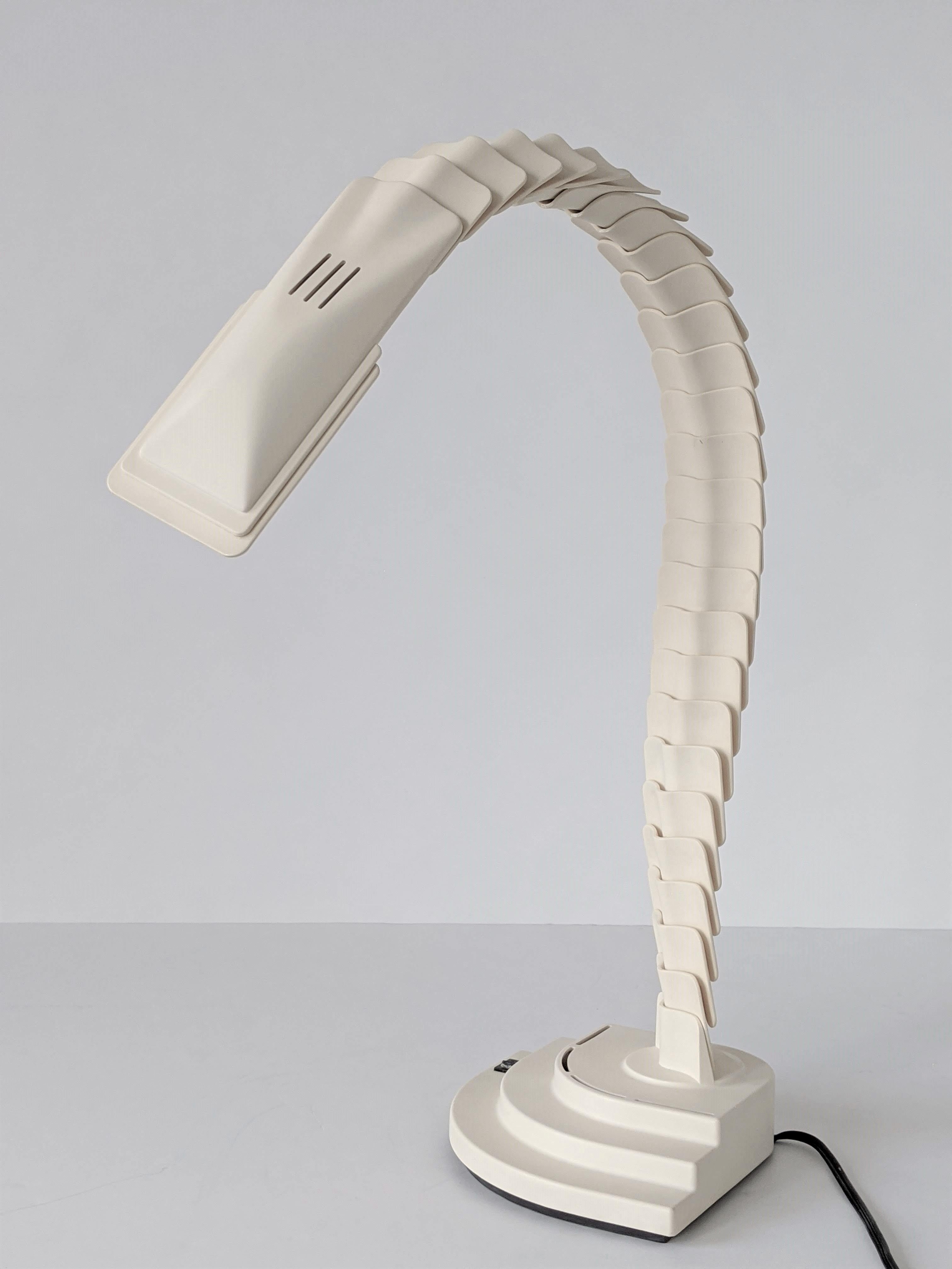 Lampada da tavolo alogena 'Proteo' a forma di spina dorsale, anni '70, Italia in vendita 3