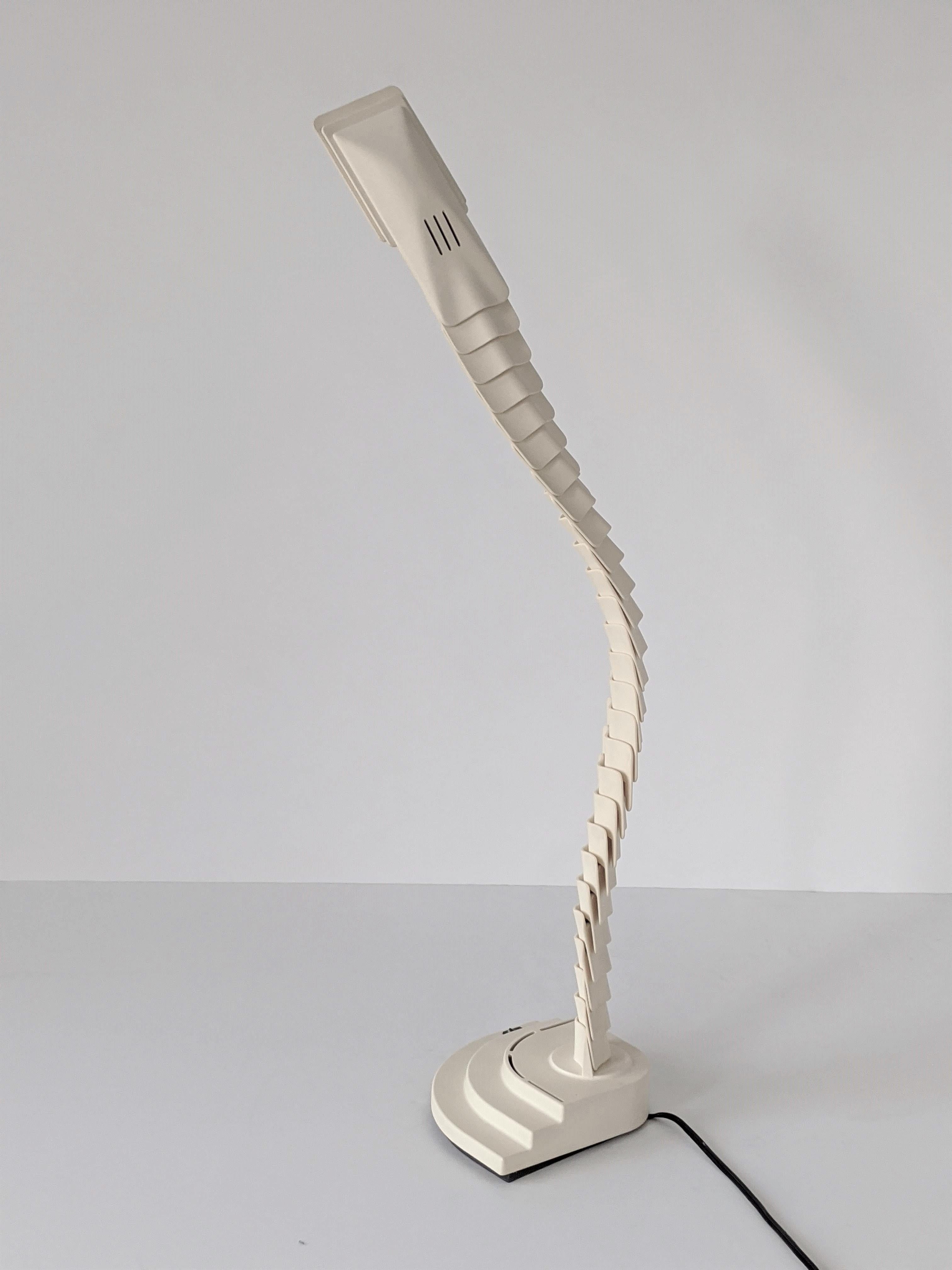 Lampada da tavolo alogena 'Proteo' a forma di spina dorsale, anni '70, Italia in vendita 5