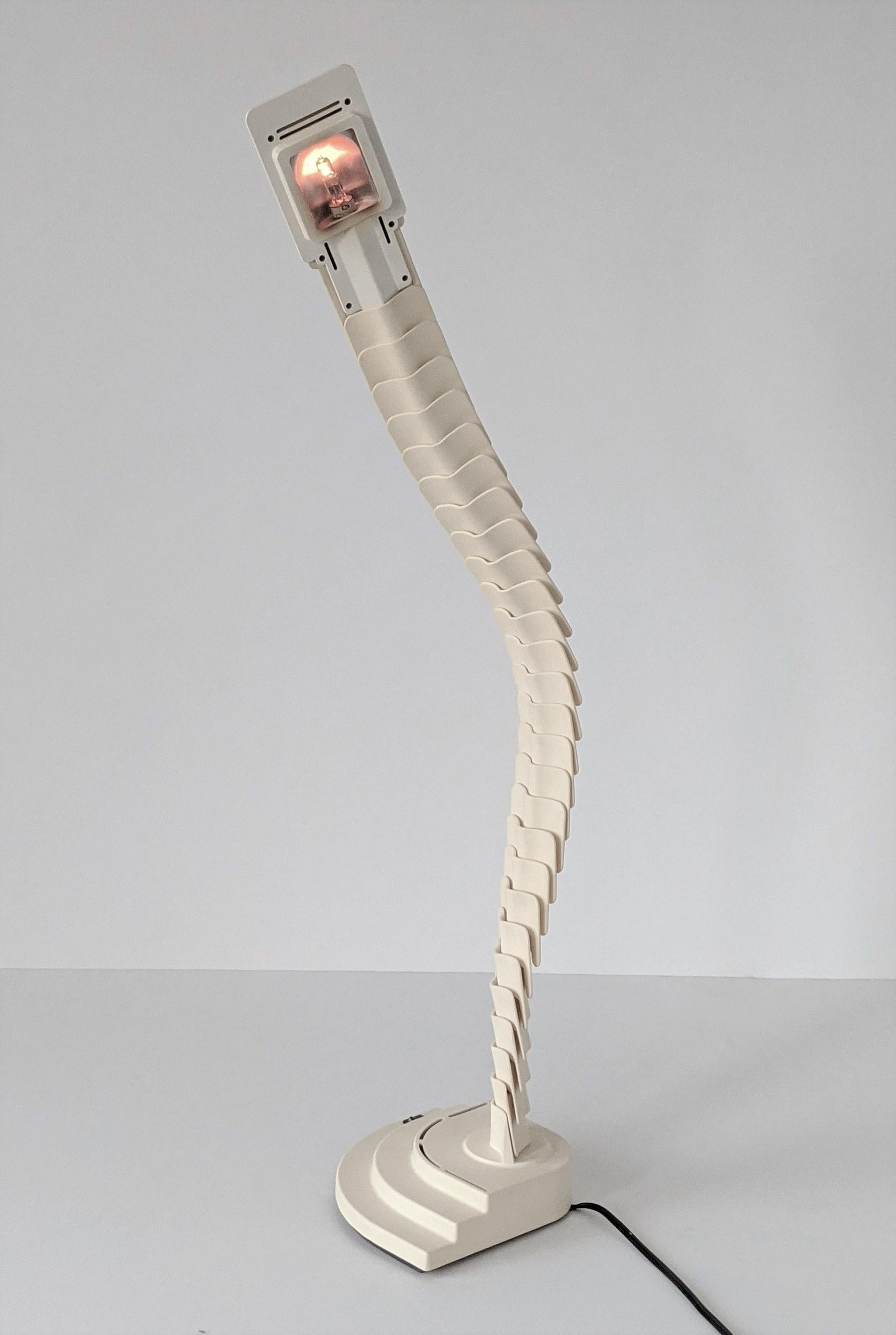 1970er Jahre Wirbelsäulenförmige 'Proteo' Halogen-Tischlampe, Italien im Angebot 6