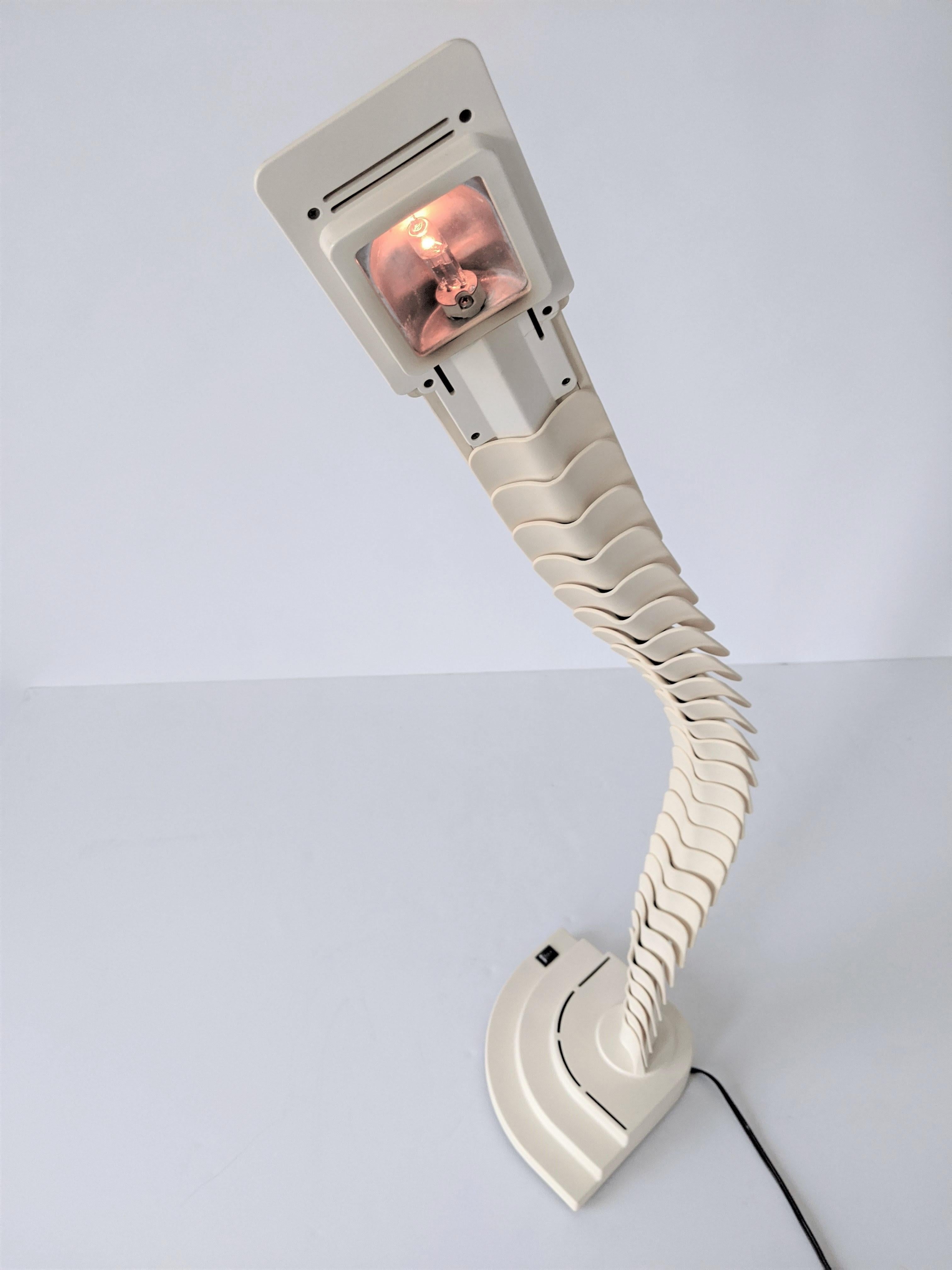 Lampada da tavolo alogena 'Proteo' a forma di spina dorsale, anni '70, Italia in vendita 8