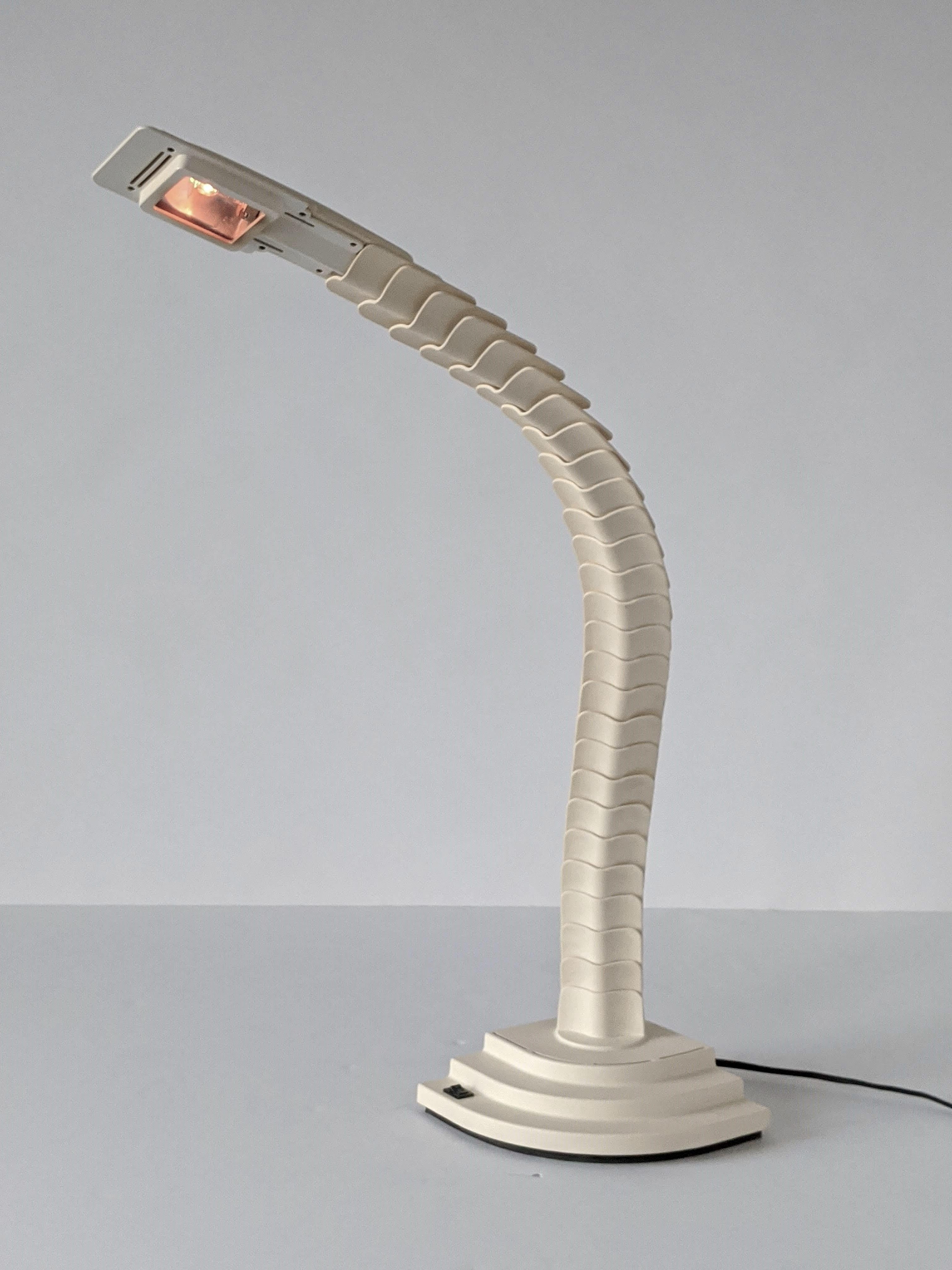 1970er Jahre Wirbelsäulenförmige 'Proteo' Halogen-Tischlampe, Italien im Angebot 9
