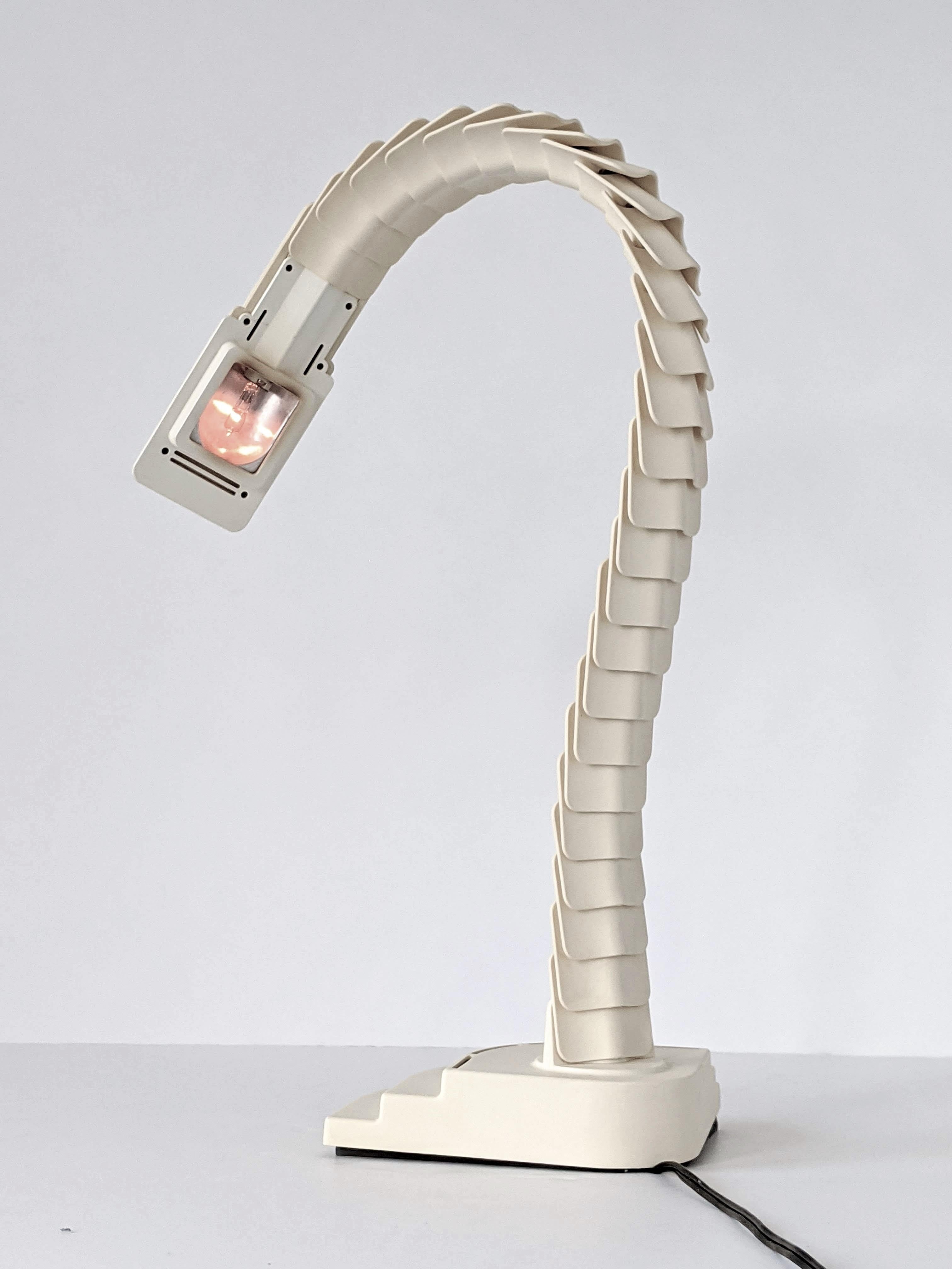 1970s Spine Shaped 'Proteo' Halogen Table Lamp, Italy In Good Condition For Sale In St- Leonard, Quebec