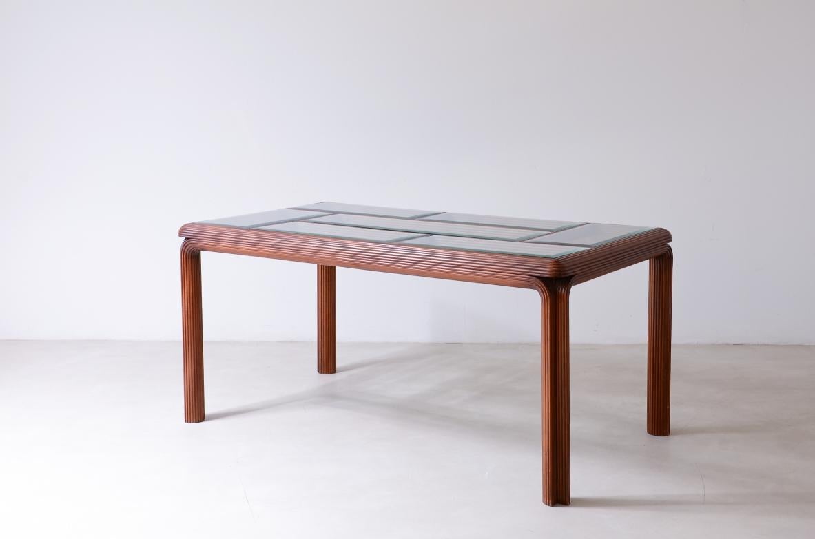 Años 70 Espléndida mesa de madera curvada con tablero de mosaico de cristal tallado. Moderno de mediados de siglo en venta