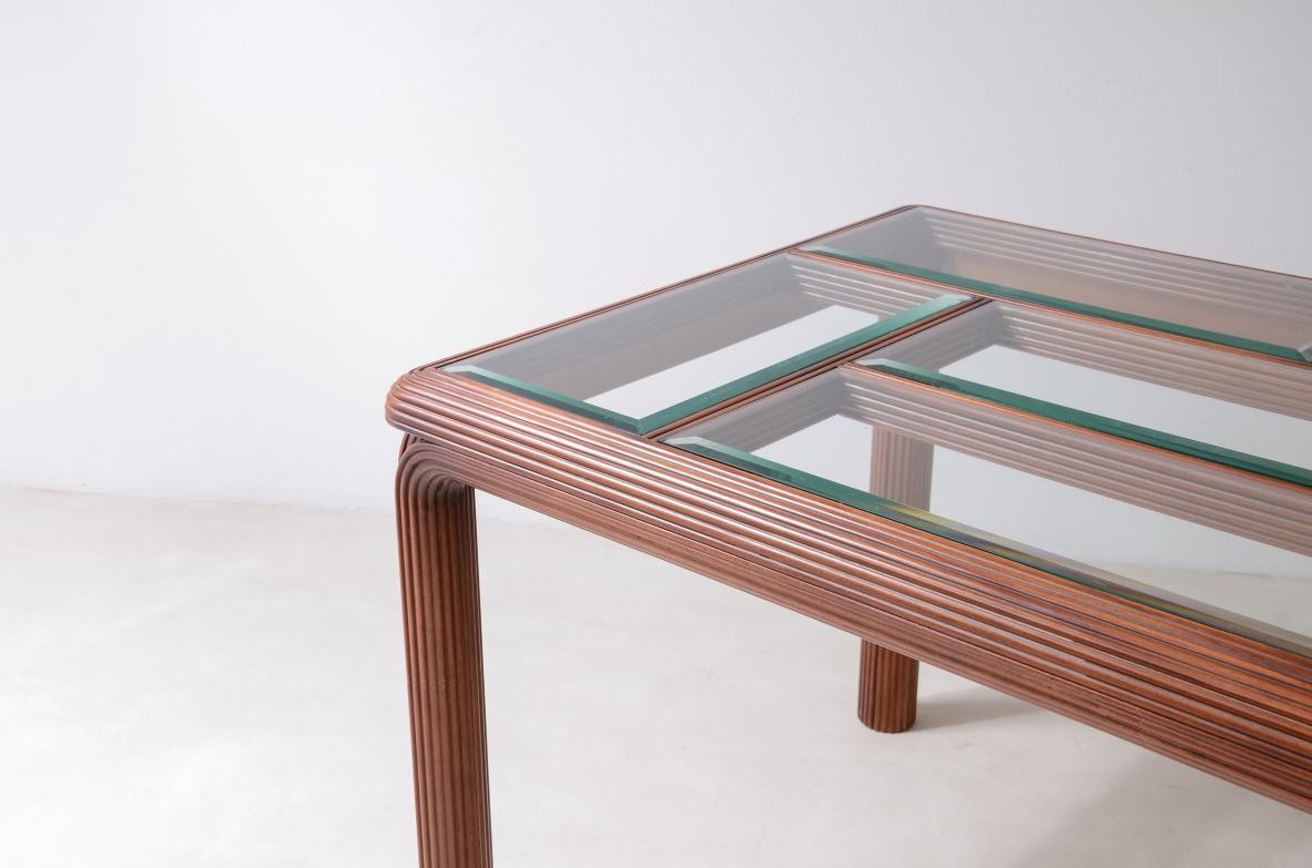 Años 70 Espléndida mesa de madera curvada con tablero de mosaico de cristal tallado. Italiano en venta