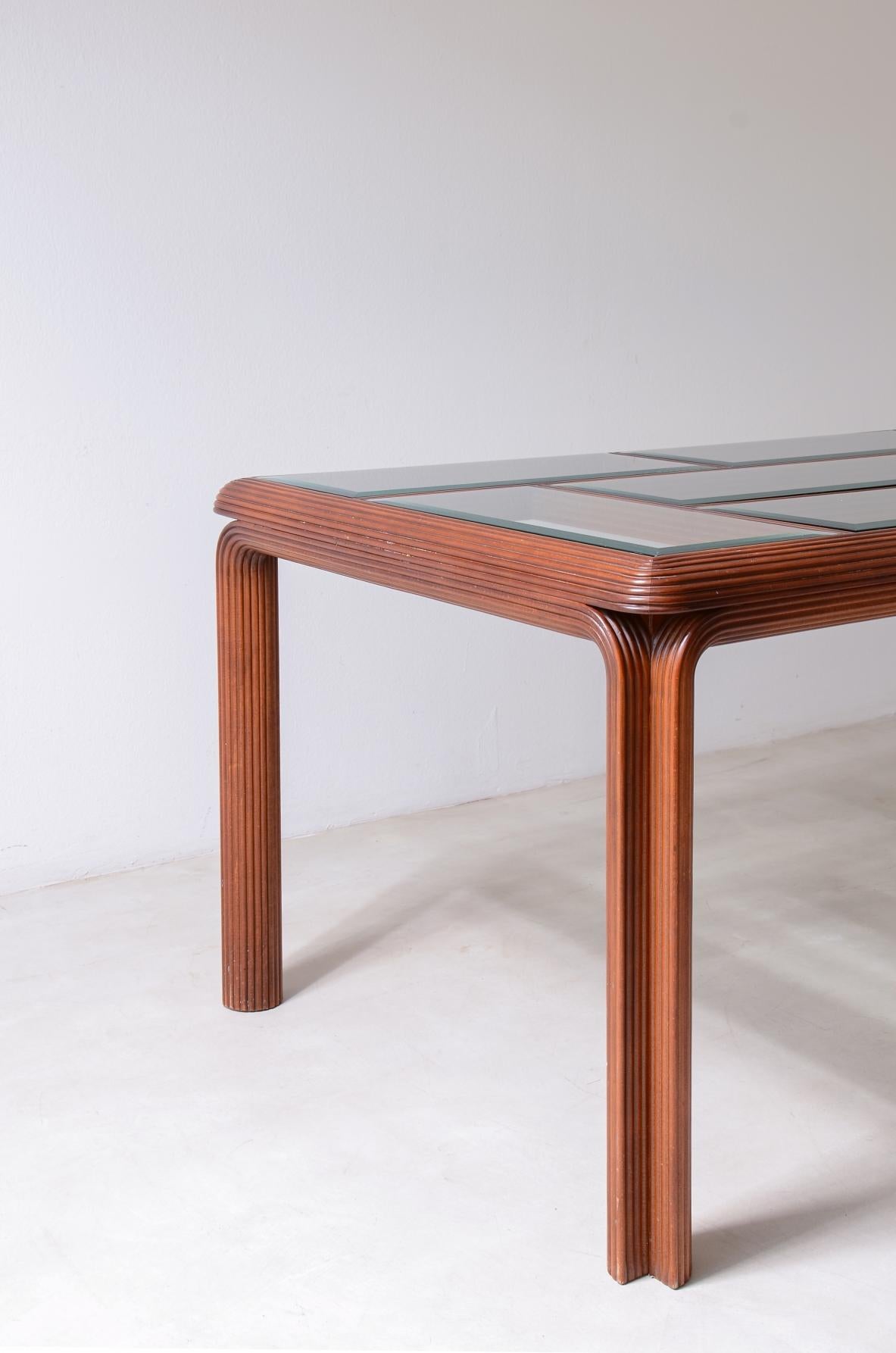 Años 70 Espléndida mesa de madera curvada con tablero de mosaico de cristal tallado. en Excelente estado para la venta en Milano, IT