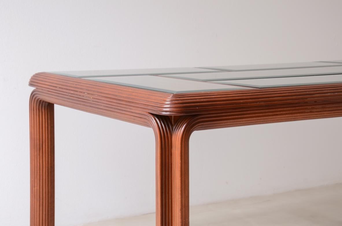 Años 70 Espléndida mesa de madera curvada con tablero de mosaico de cristal tallado. siglo XX en venta