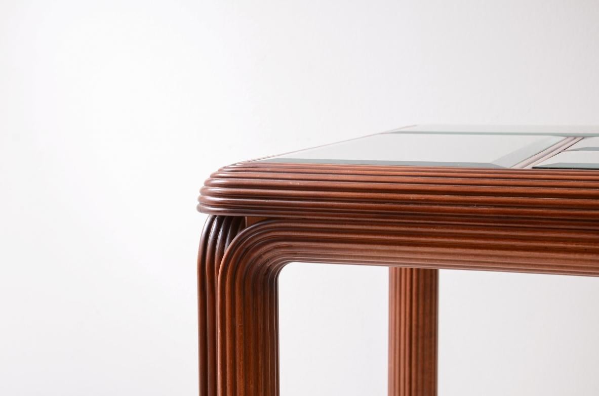 Años 70 Espléndida mesa de madera curvada con tablero de mosaico de cristal tallado. Cristal en venta