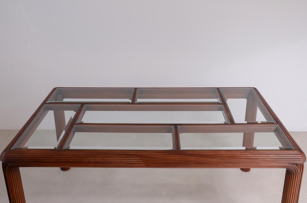 Años 70 Espléndida mesa de madera curvada con tablero de mosaico de cristal tallado. en venta 2