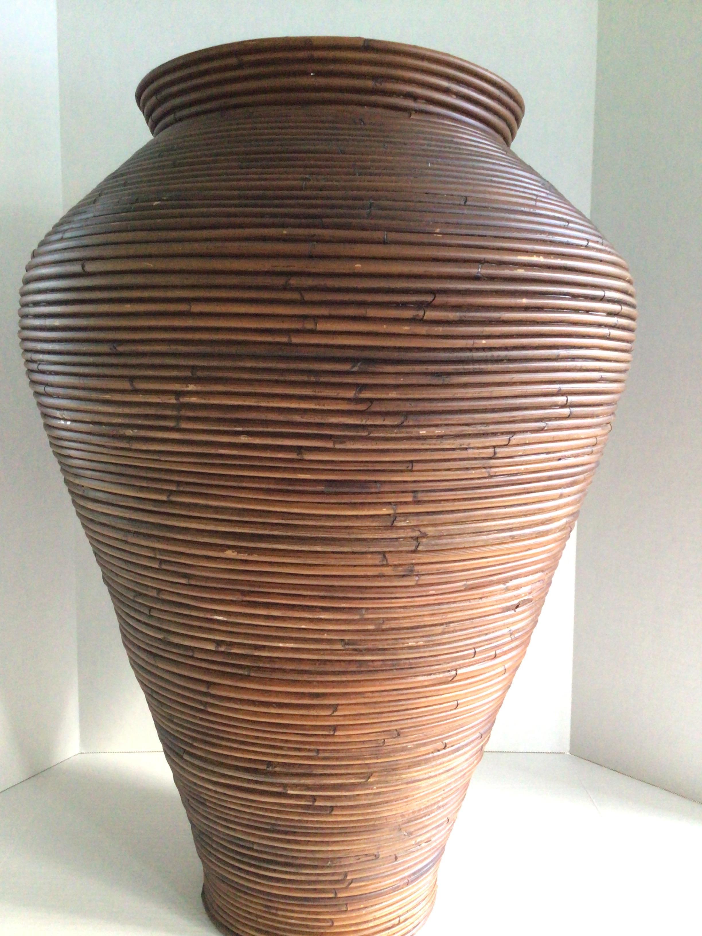 Vaso o portaombrelli in canna a spacco degli anni '70 
Perfetto come vaso da terra in un ingresso o in un ampio vano scale. 
Sarebbe un accento perfetto anche in un bagno grande o in una spa

Forma elegante
