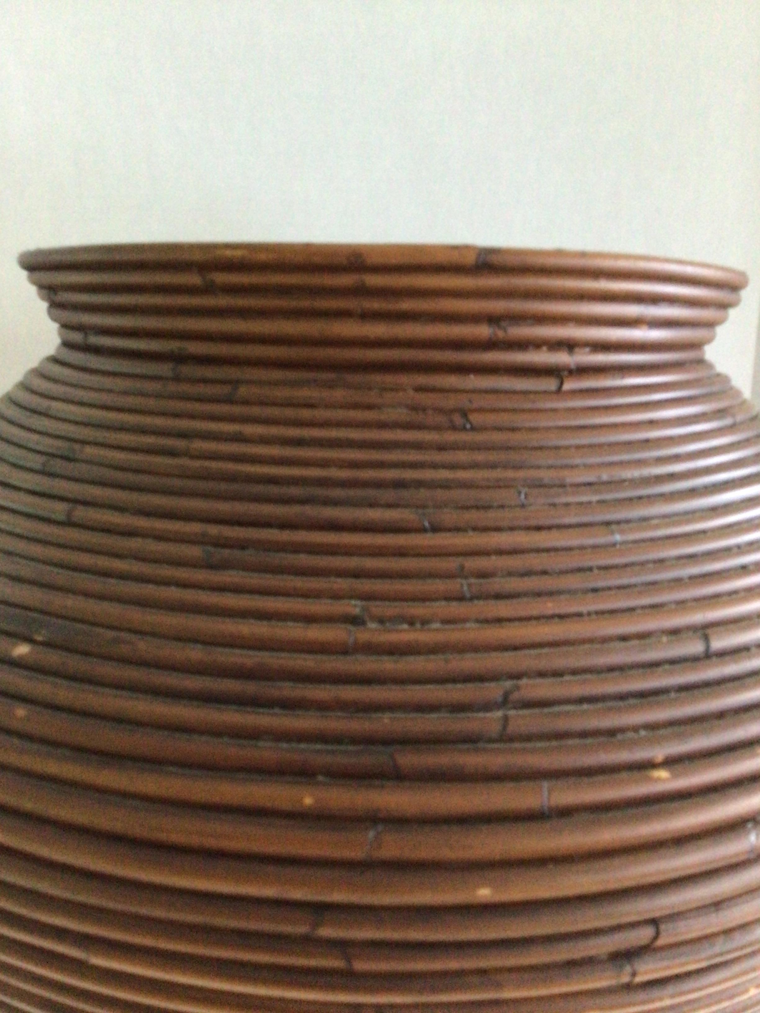 Fatto a mano Vaso o portaombrelli in canna a spacco degli anni '70 in vendita