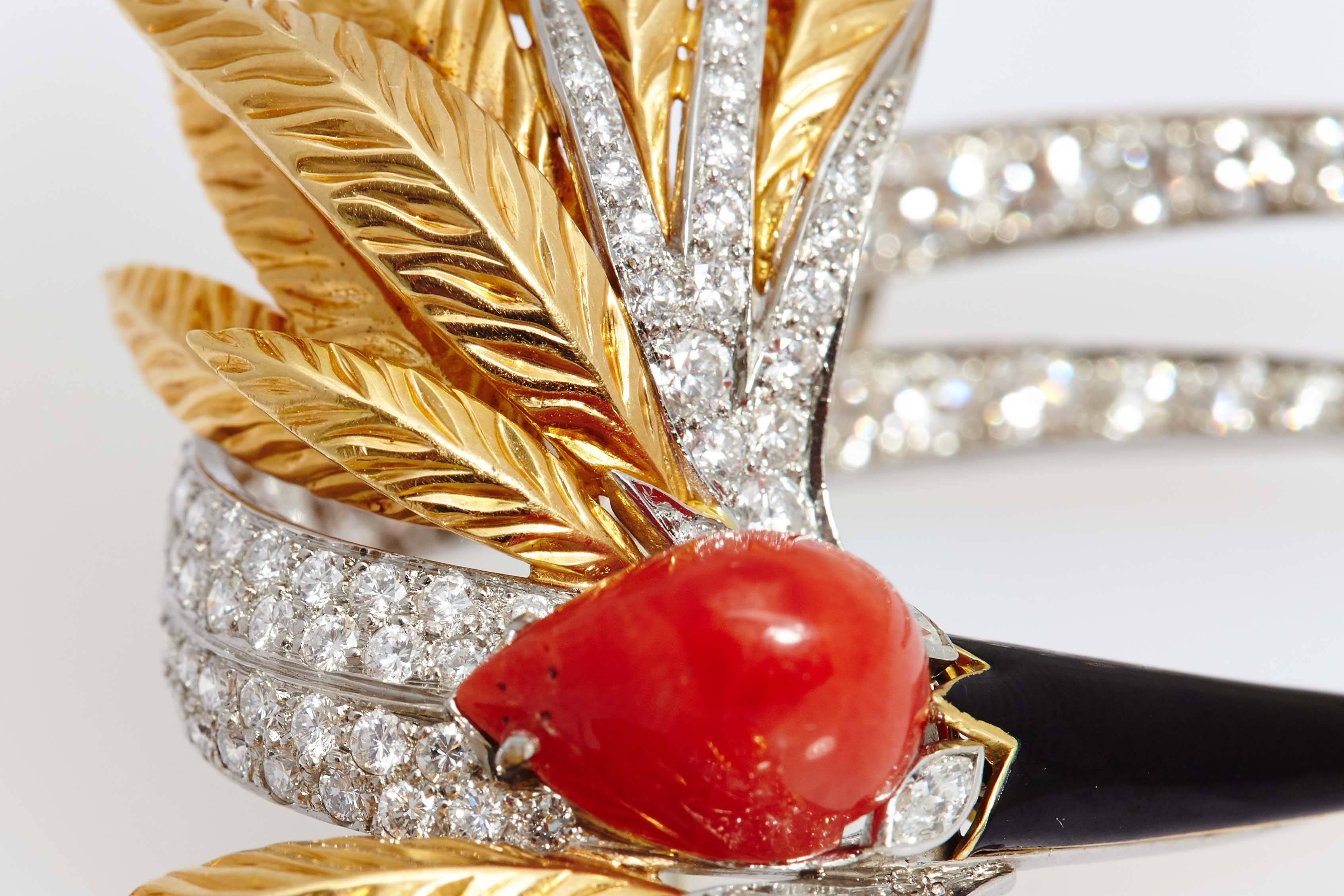 Eine raffinierte Storchenvogelbrosche der historischen Juweliere Spritzer & Fuhrmann aus der Karibik, mit Diamanten, Korallen und Onyx. Montiert auf 18kt Weiß- und Gelbgold. Ca. 1970.