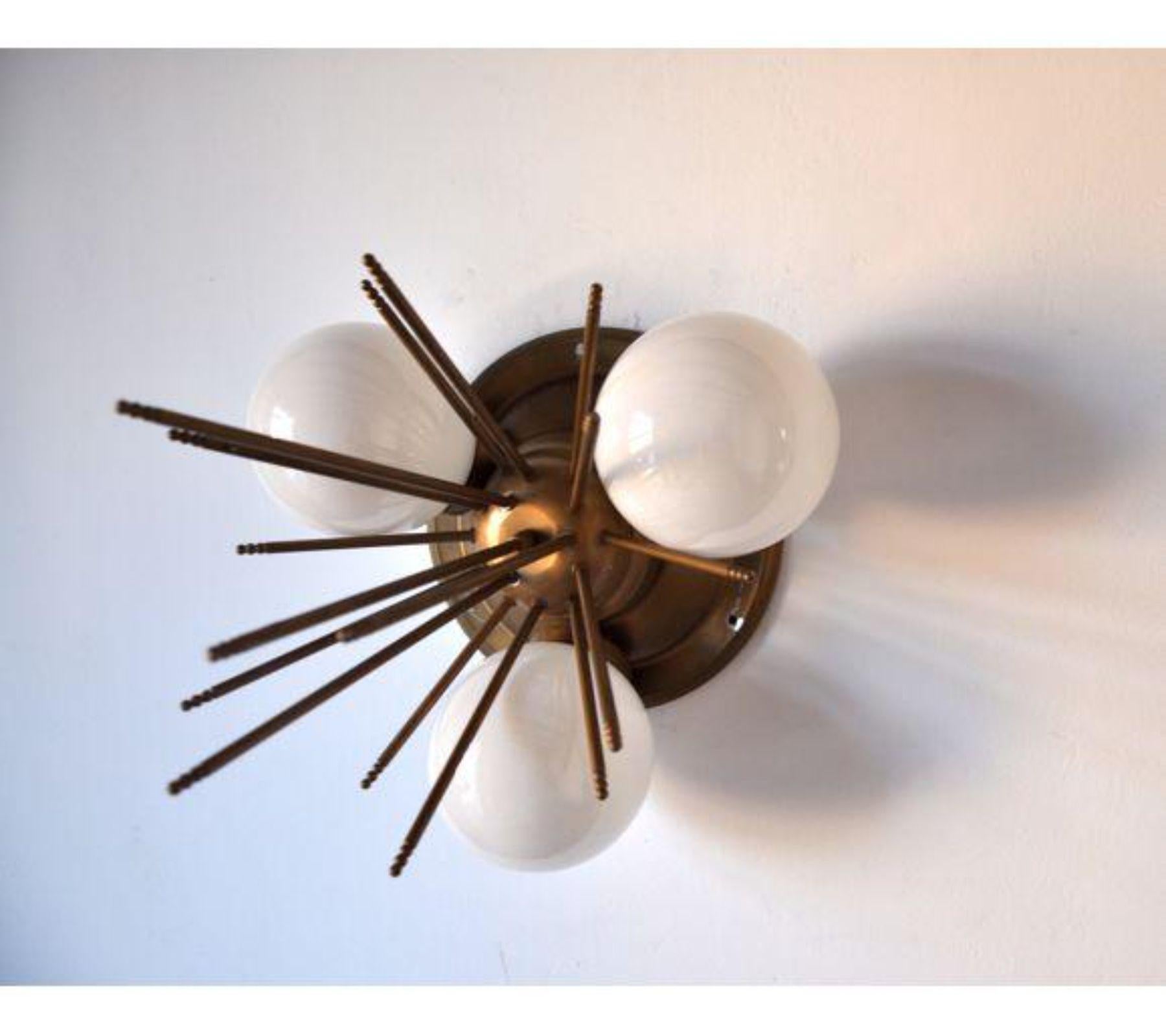 Superb sputnik wall lamp, gold platted designed and produced in Italy circa 1970. With his spikes and his 3 globes in white opaline, this fixture will give a real touch of design and vintage
to your interior. Object in mint conditions. Electricity