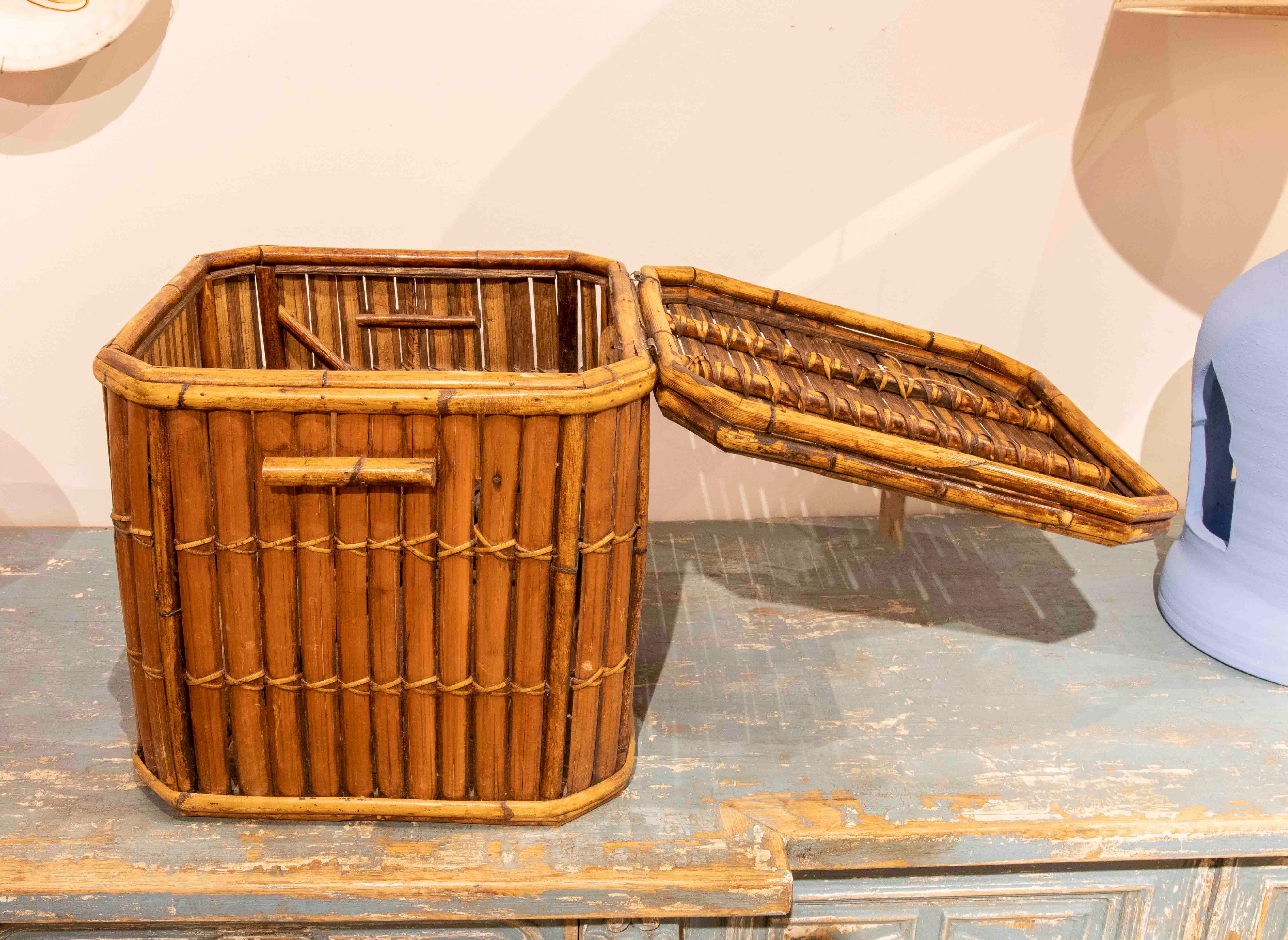 1970s Square Basket with Decorative Bamboo Lid  In Good Condition For Sale In Marbella, ES