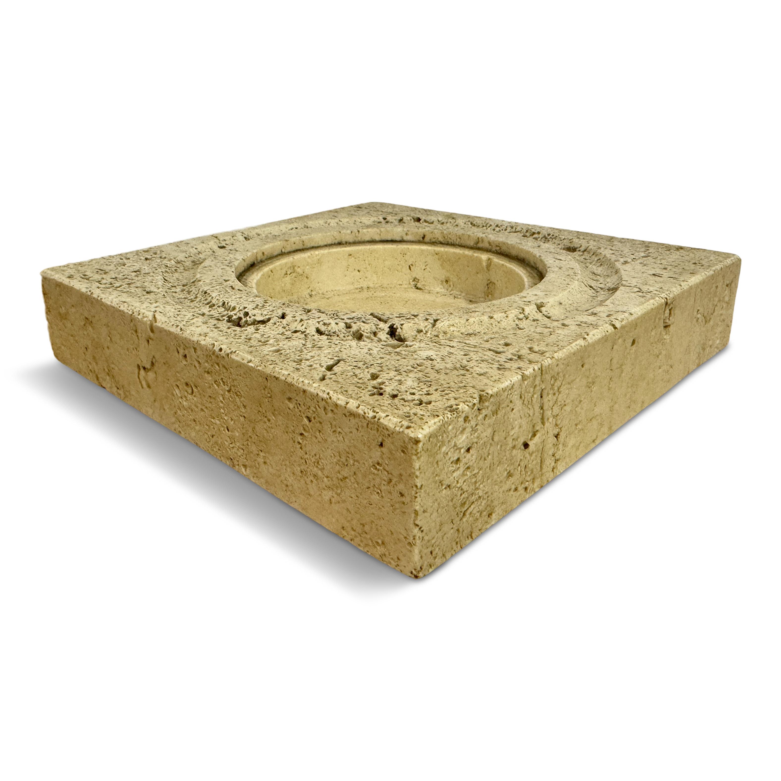 Cuenco cuadrado de travertino de la década de 1970, de origen italiano, que personifica la afinidad de la época por los materiales naturales y el diseño minimalista. Éstas son las características principales del cuenco:
El cuenco está hecho de