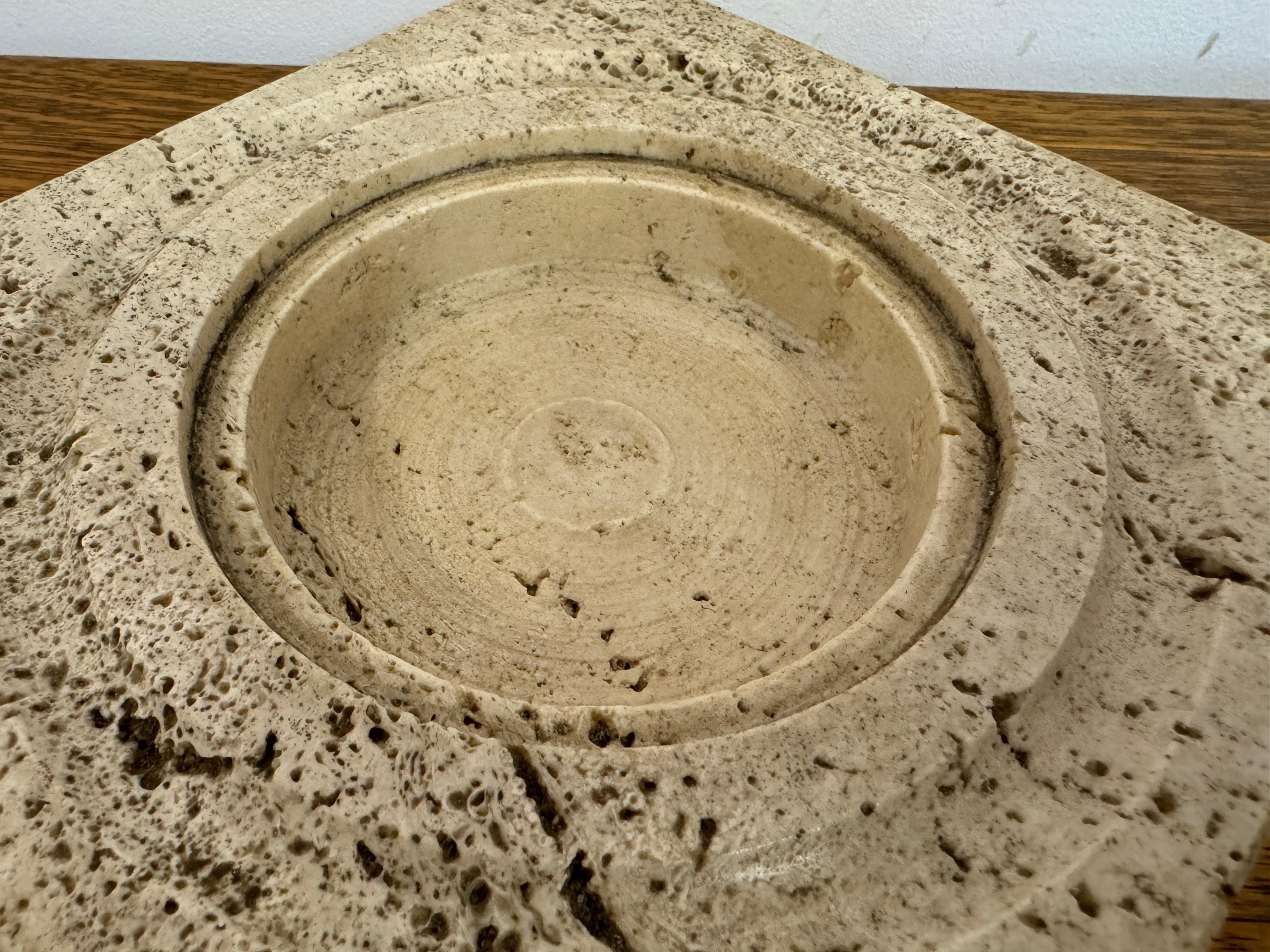 Plato cuadrado de travertino italiano de los años 70 Travertino en venta