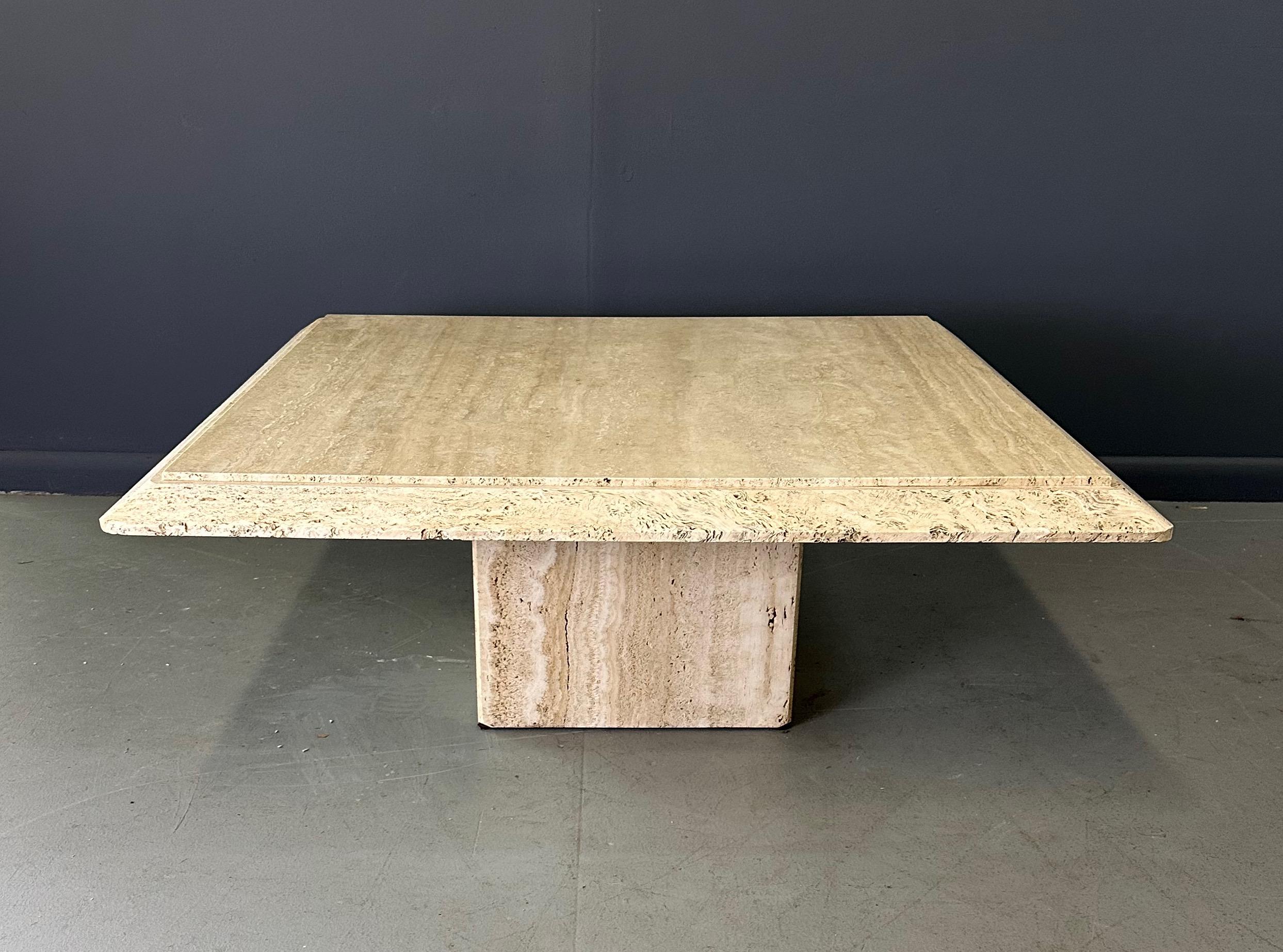 Dotée d'un magnifique bord non taillé, cette table basse carrée en travertin des années 1970 ajoute une touche d'élégance à tout espace de vie. Fabriquée en travertin de haute qualité, cette table est non seulement esthétique, mais aussi durable.