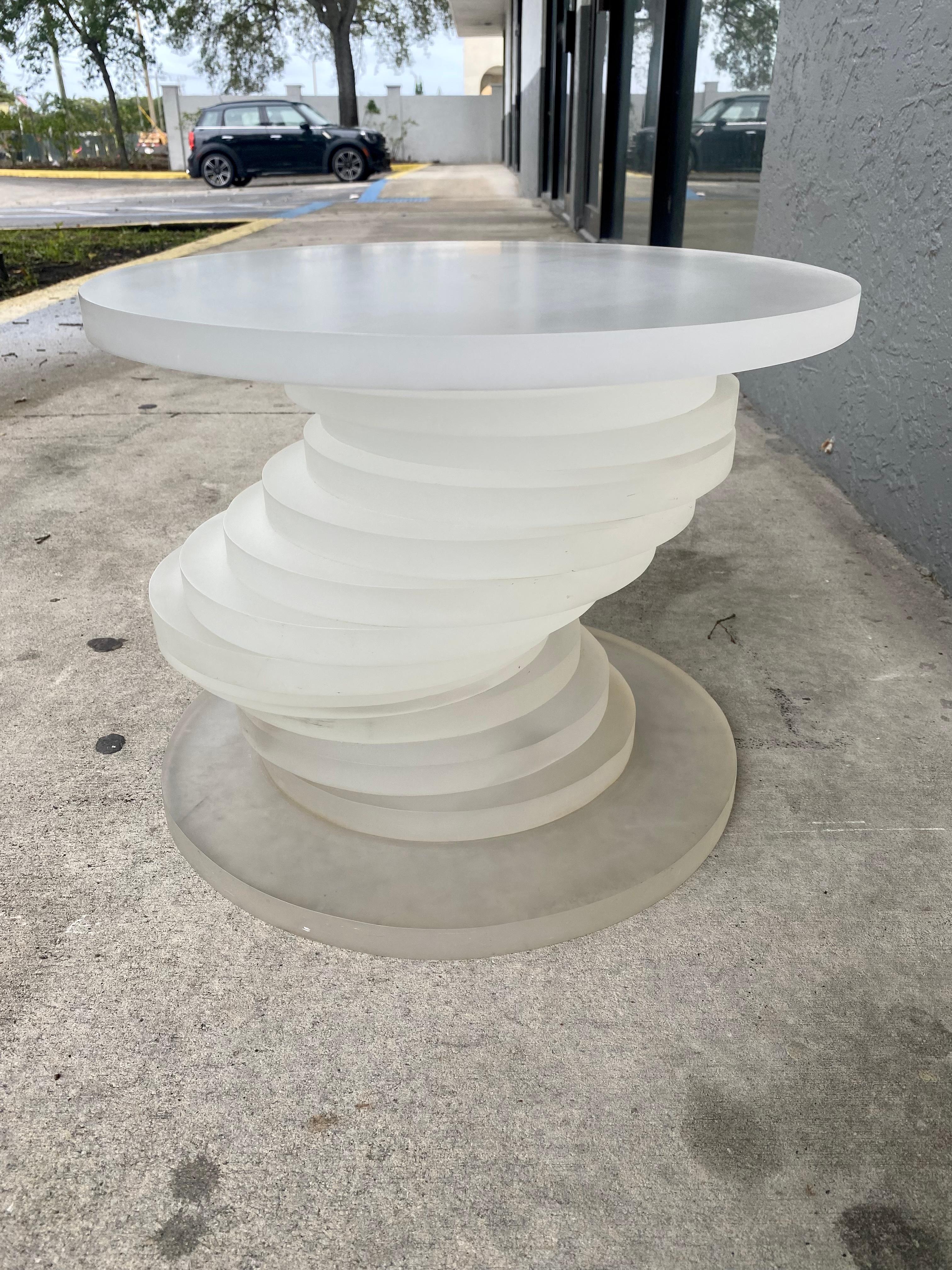 Table basse circulaire sculpturale empilée en lucite dépolie des années 1970 en vente 3