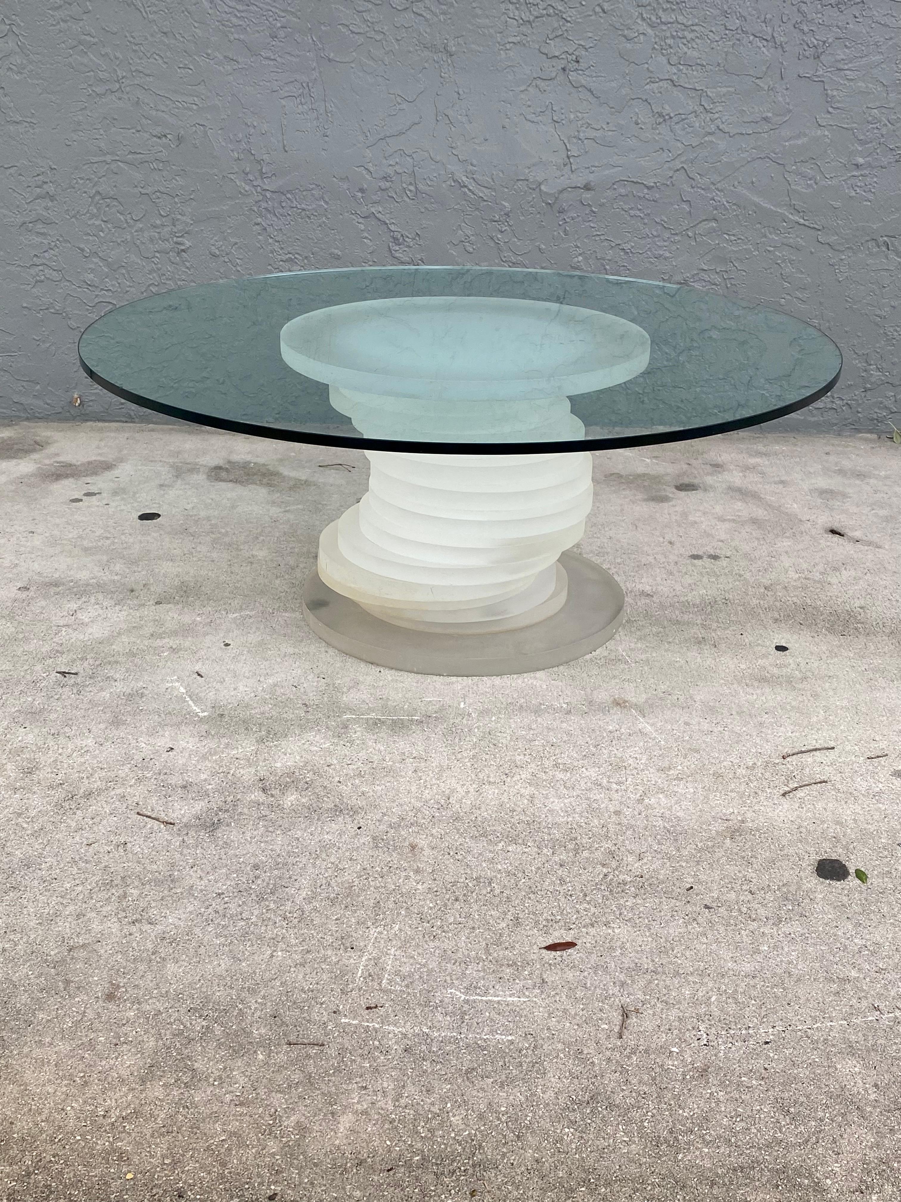 Mid-Century Modern Table basse circulaire sculpturale empilée en lucite dépolie des années 1970 en vente