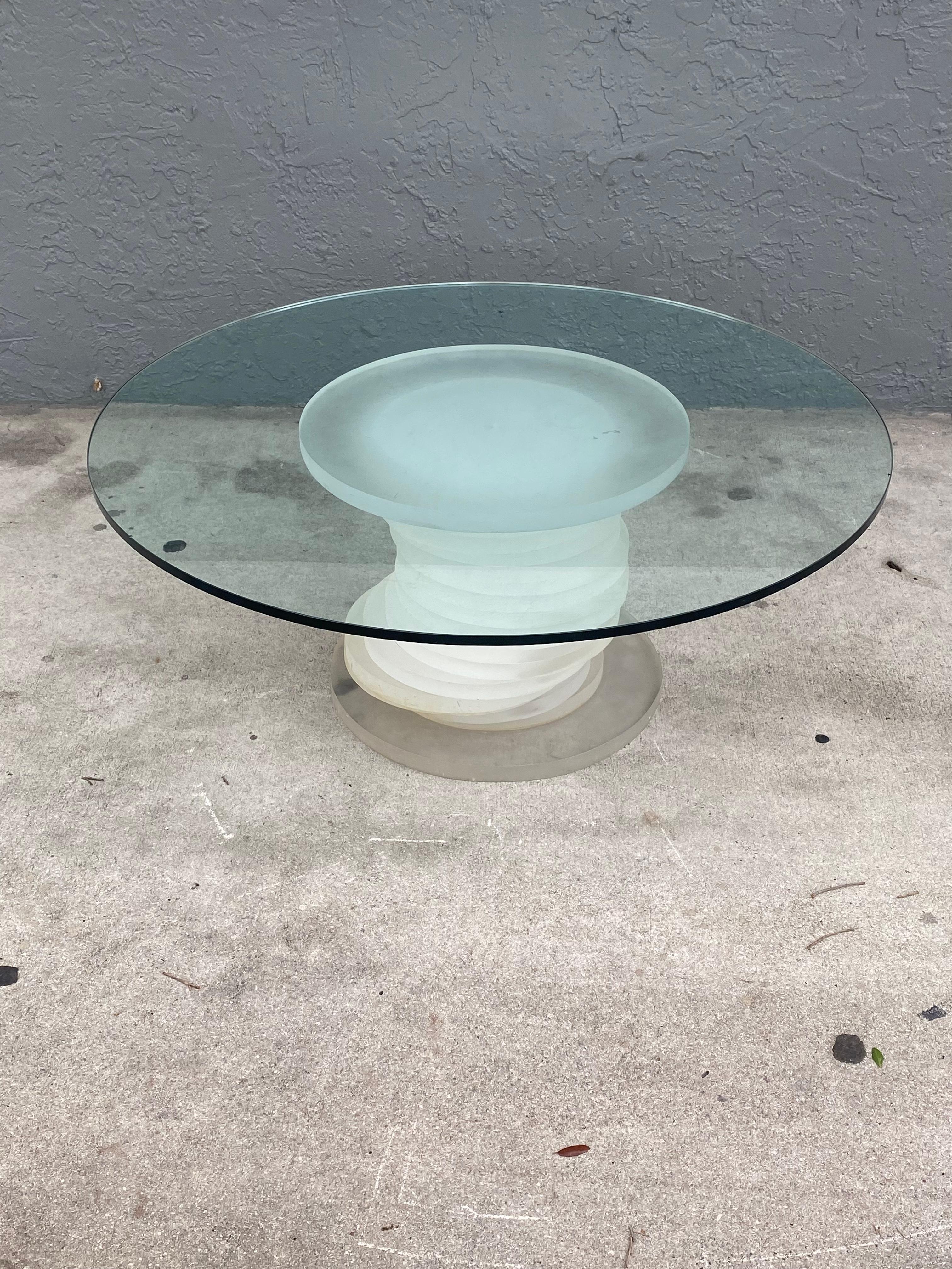 Américain Table basse circulaire sculpturale empilée en lucite dépolie des années 1970 en vente