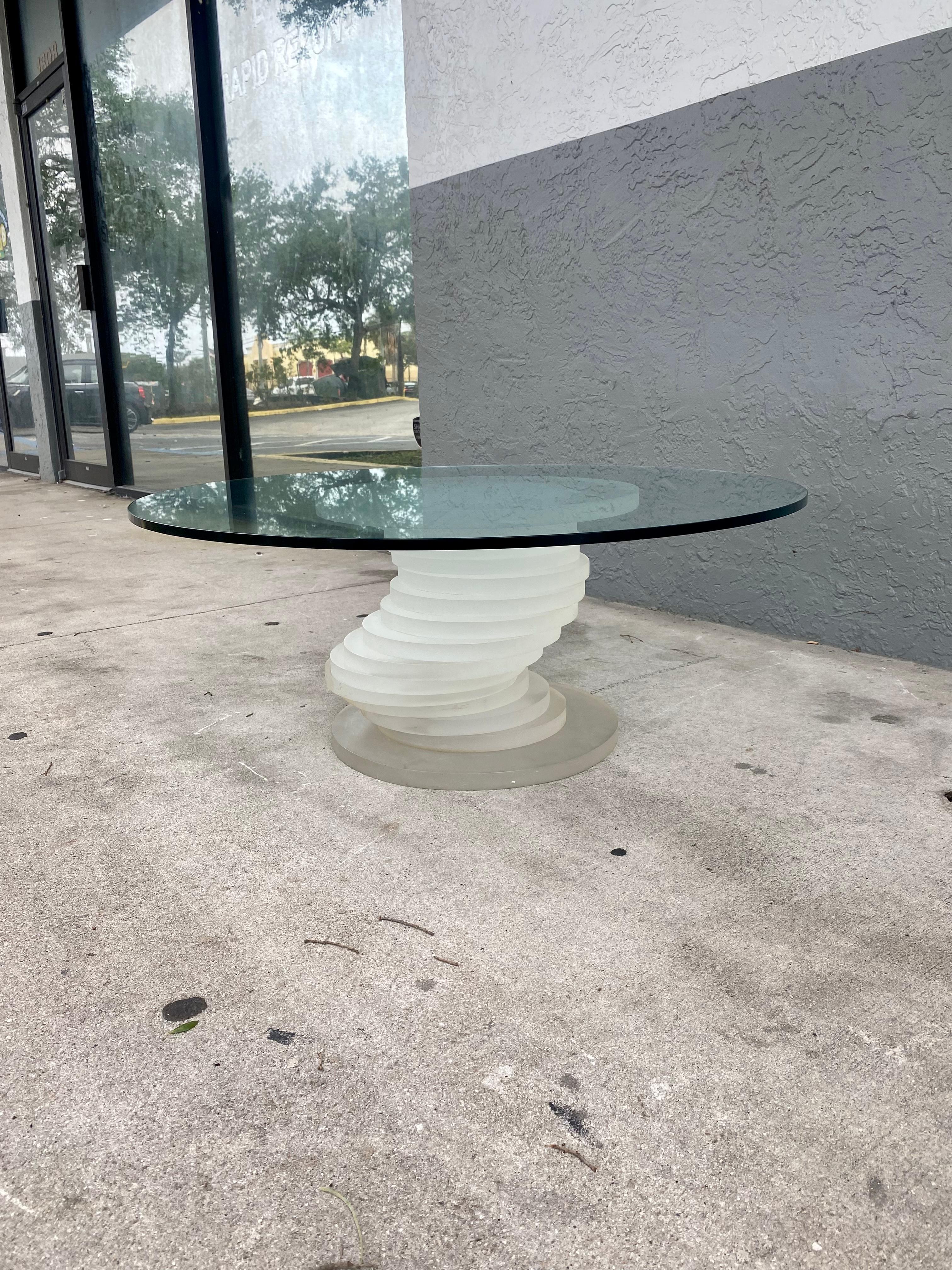 Table basse circulaire sculpturale empilée en lucite dépolie des années 1970 Bon état - En vente à Fort Lauderdale, FL