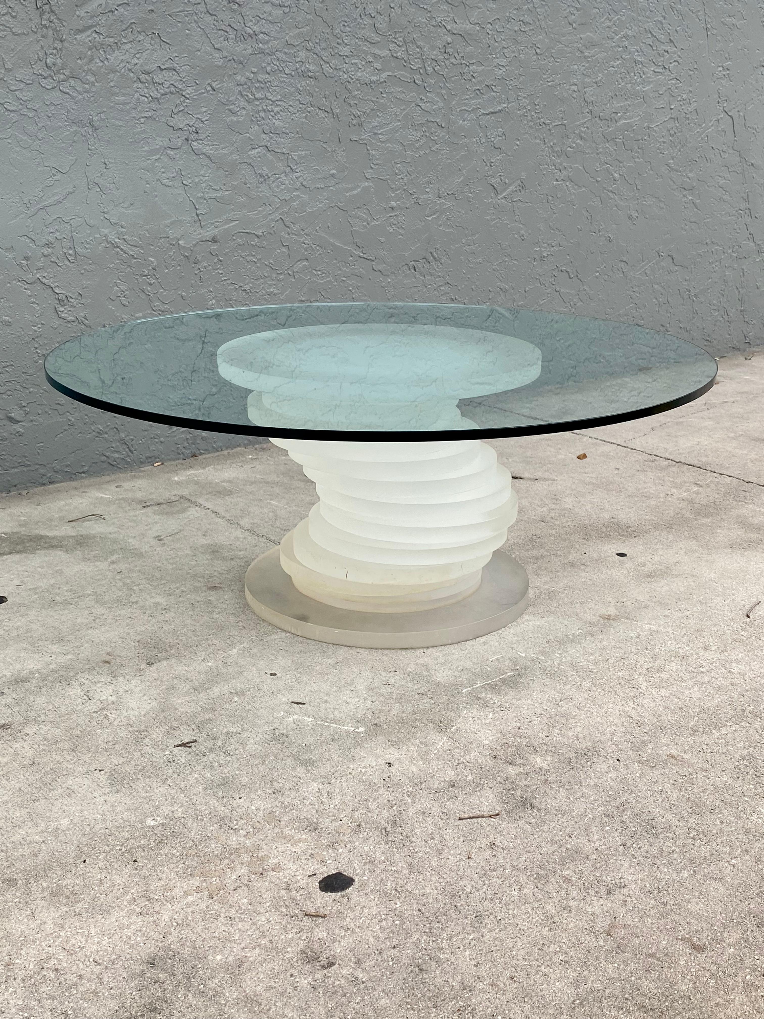 Fin du 20e siècle Table basse circulaire sculpturale empilée en lucite dépolie des années 1970 en vente