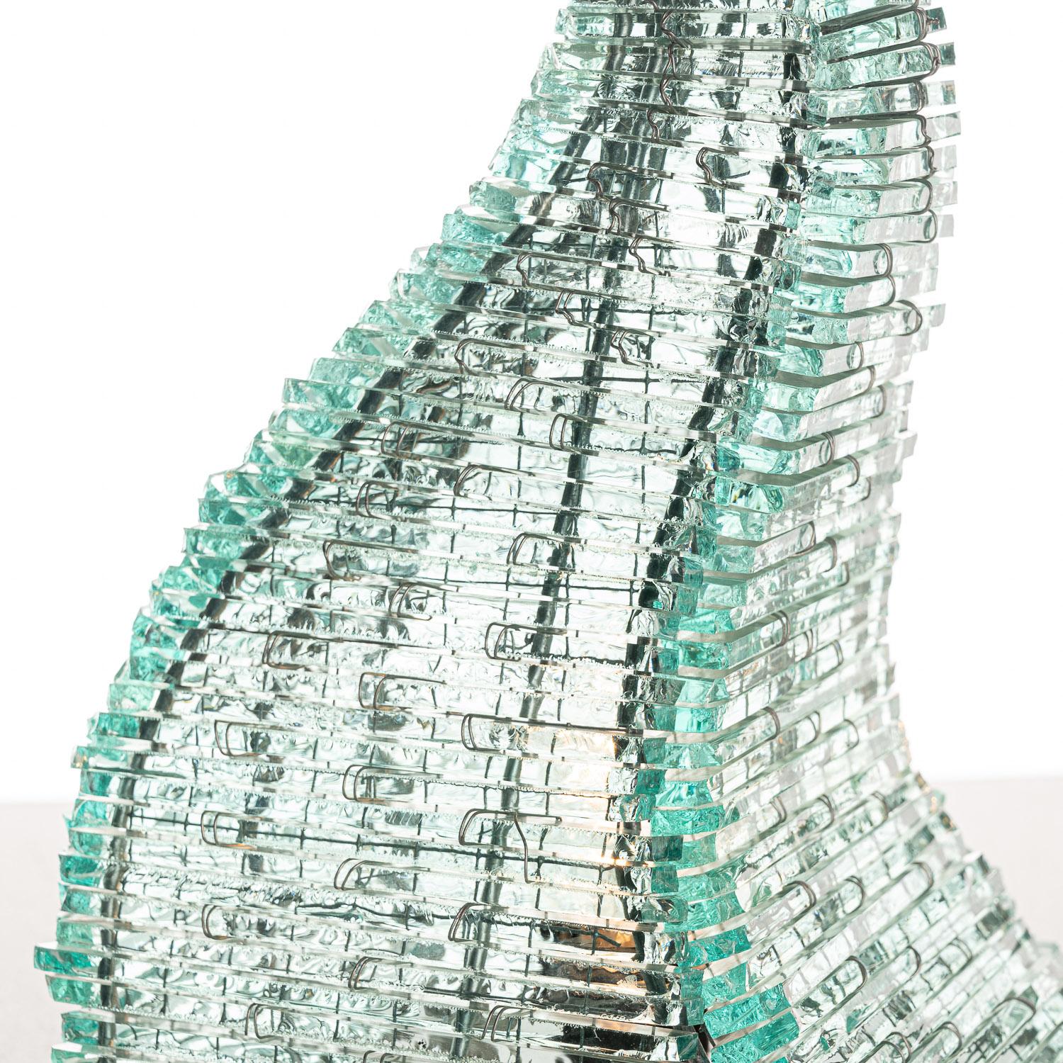 Hunderte von Glasstücken, die übereinander gestapelt und verdrahtet wurden, um eine wellenförmige, kegelförmige Tischlampe zu schaffen. Italienisches Design des 20. Jahrhunderts.