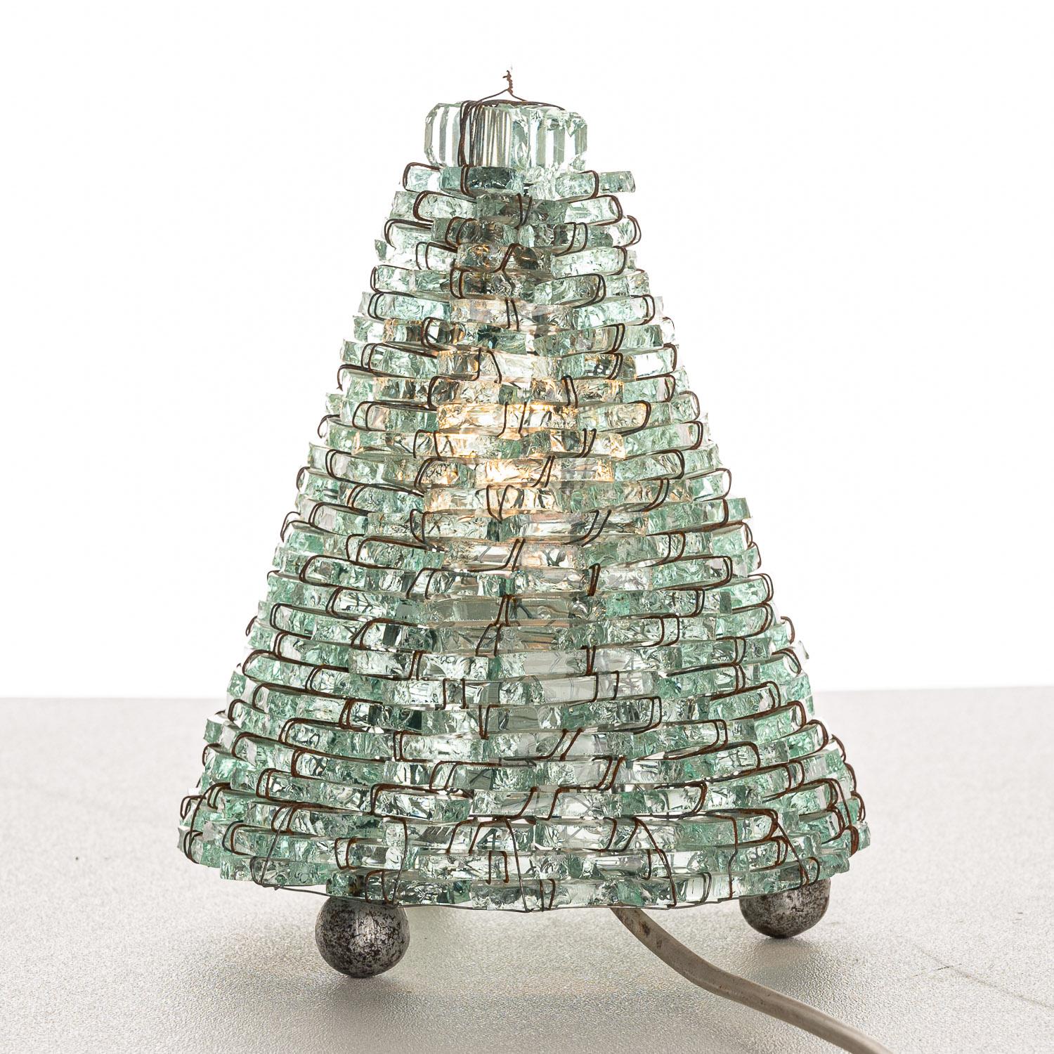 Hunderte von Glasstücken, die gestapelt und verdrahtet werden, um eine kegelförmige Tischlampe zu schaffen. Italienisches Design des 20. Jahrhunderts.