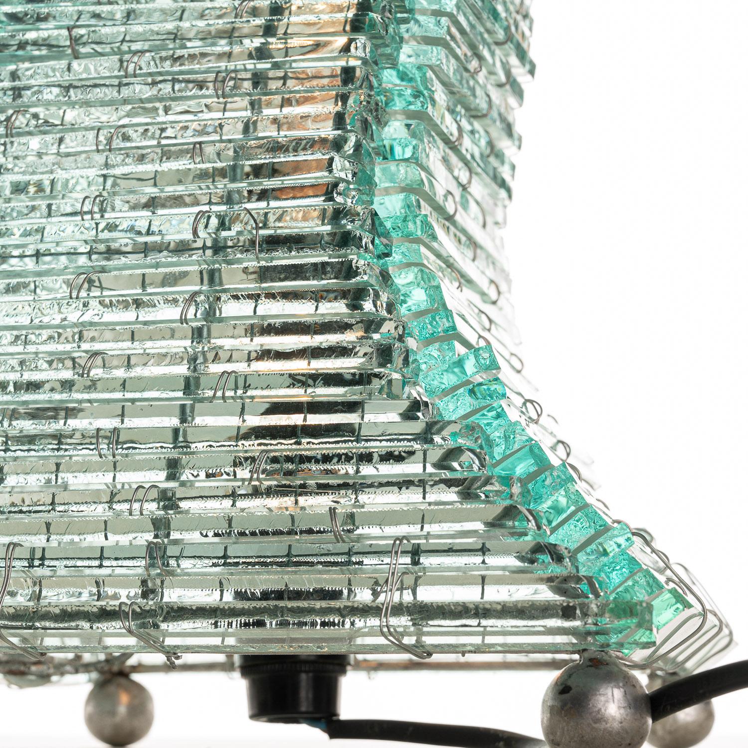 1970er Jahre Gestapelte Tischlampe aus Glas und Metall im Angebot 1