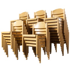 1970 Chaises de salle à manger empilables en hêtre par Hiller:: bonnes quantités disponibles