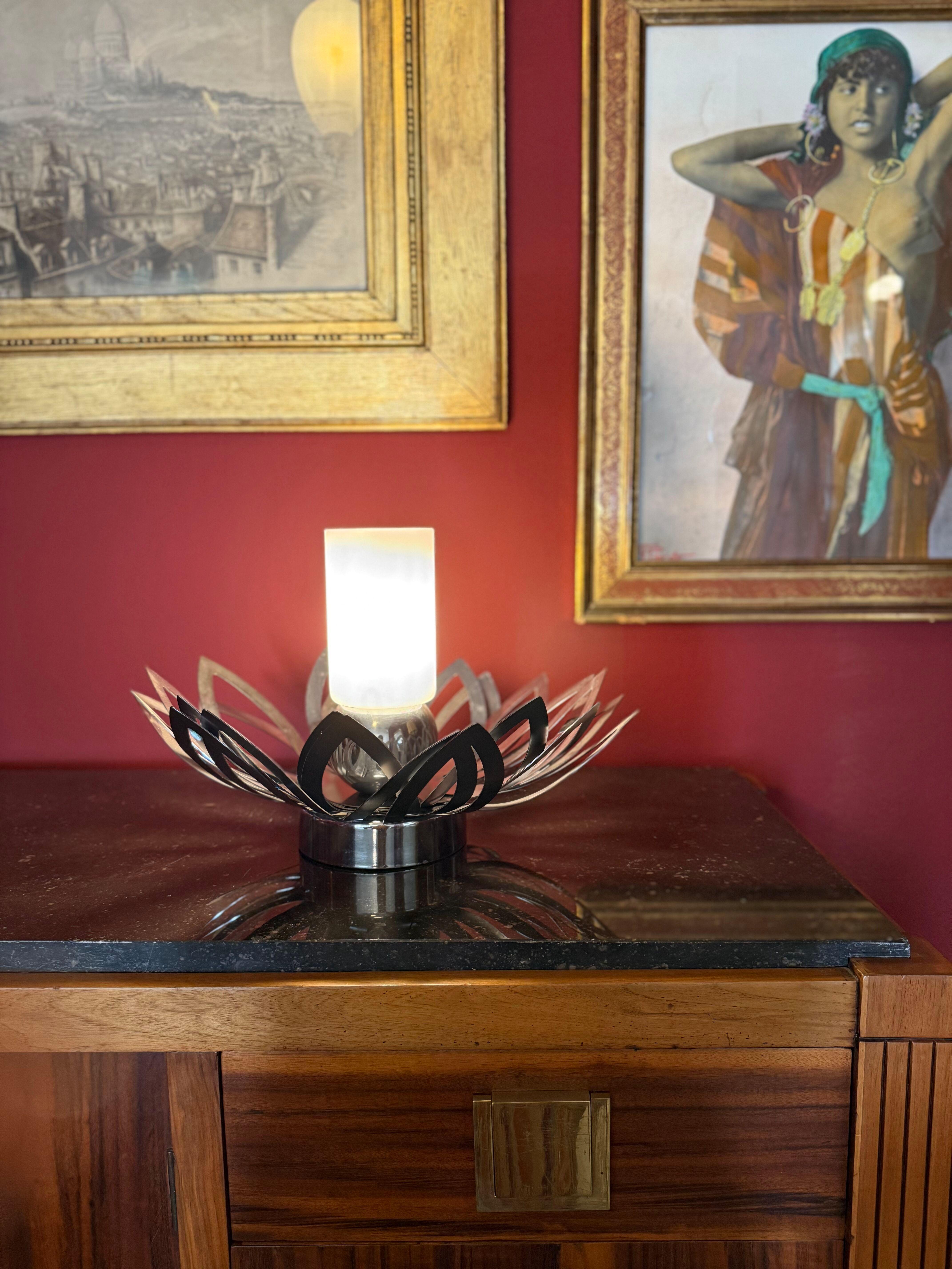 Acier inoxydable Lampe à fleurs en acier inoxydable des années 1970 par Jacqueline Trocmé en vente