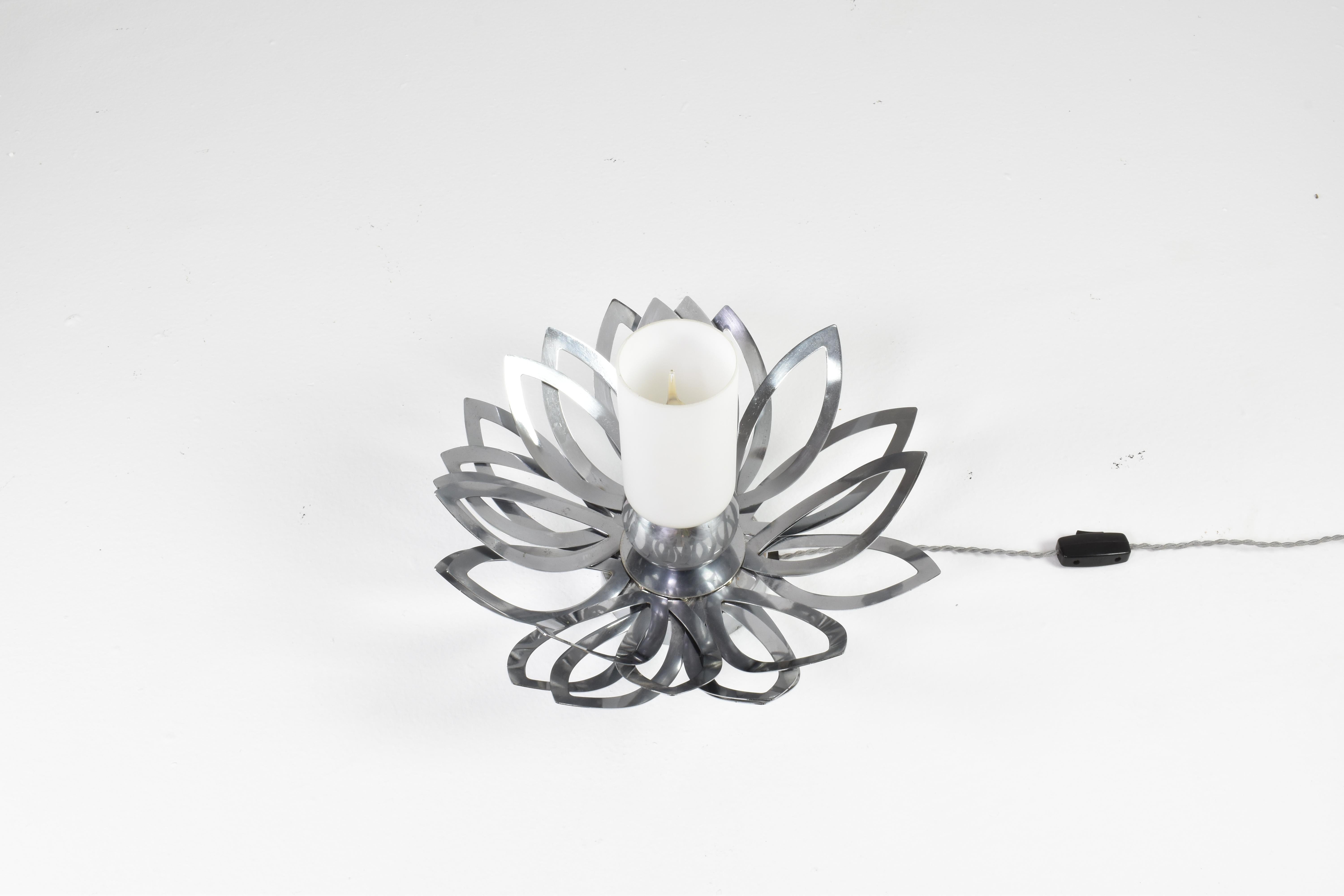 Une lampe de table vintage très originale conçue et réalisée par l'artiste française Jacqueline Trocmé dans les années 1970. La lampe ressemblant à une fleur est conçue avec de belles feuilles tout autour et un abat-jour central doux en verre blanc
