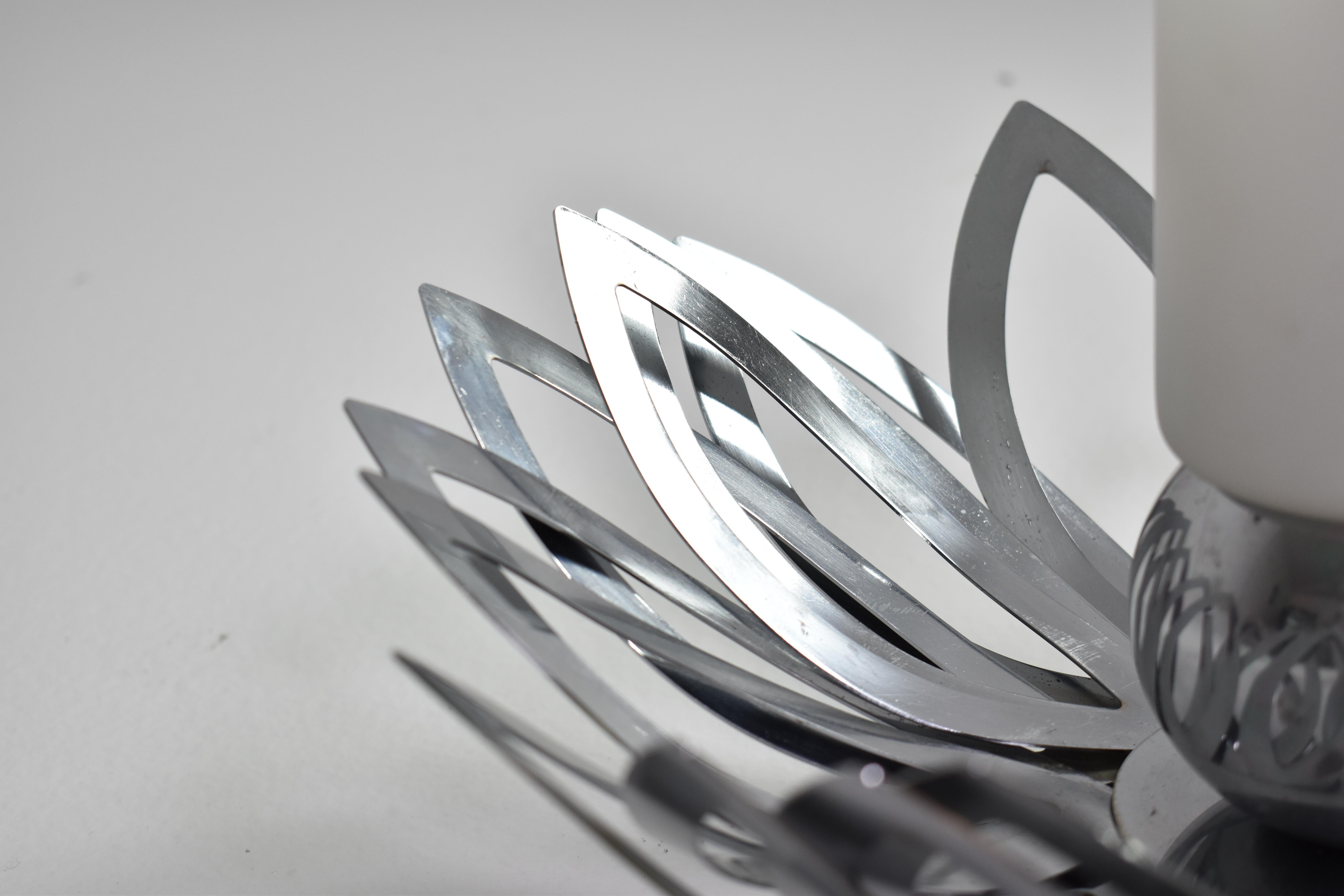 20ième siècle Lampe à fleurs en acier inoxydable des années 1970 par Jacqueline Trocmé en vente