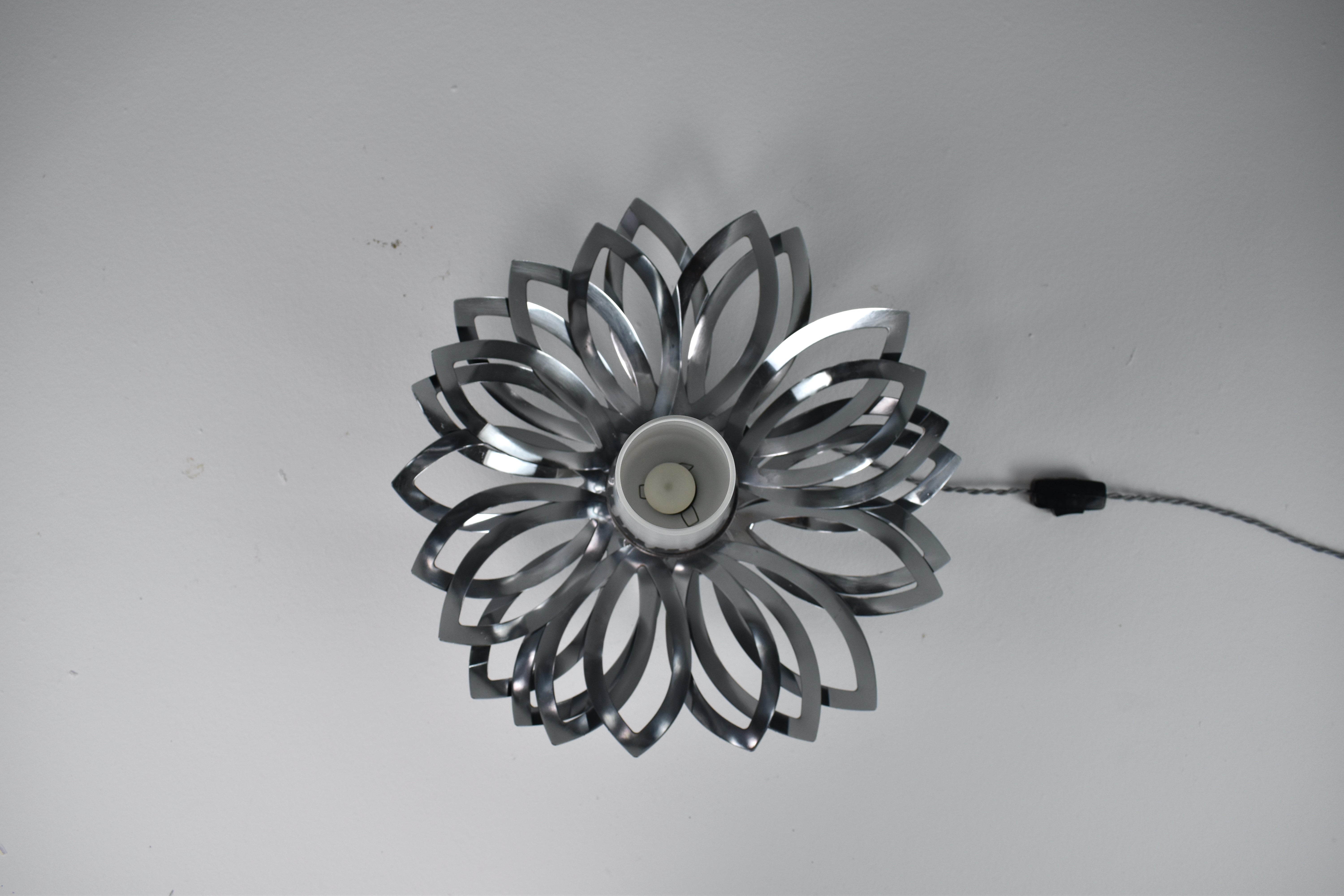Français Lampe à fleurs en acier inoxydable des années 1970 par Jacqueline Trocmé en vente