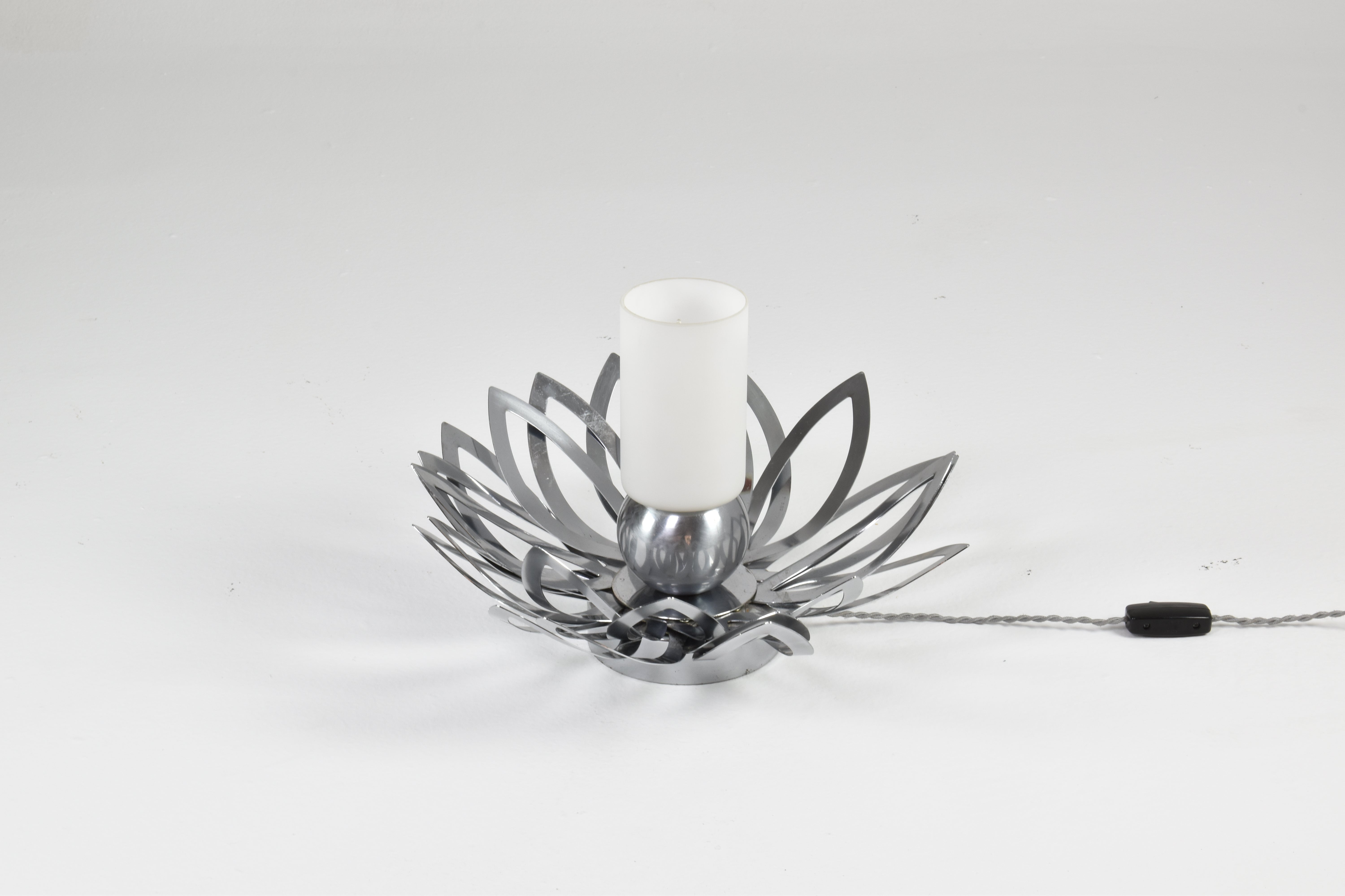Lampe à fleurs en acier inoxydable des années 1970 par Jacqueline Trocmé en vente