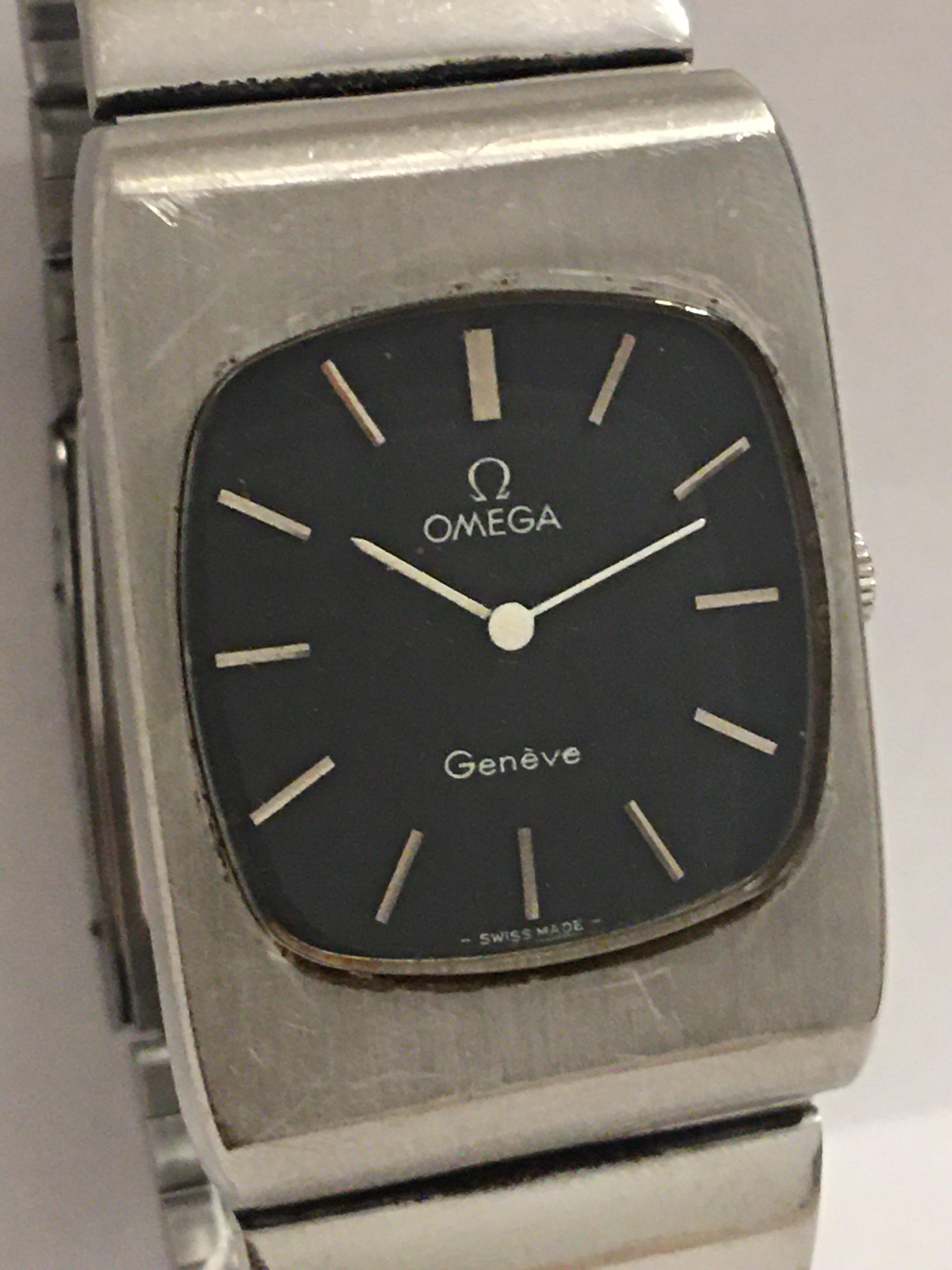 This Classic & Elegant Watch is in good working condition and it runs well. Visible signs of gentle used ( tiny scratches on the bessel & bracelets) as shown. 

 Please study the images carefully as form part of the description.