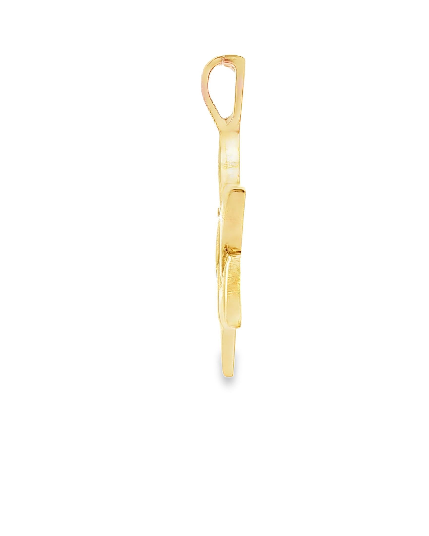 Due triangoli, incastrati nella fede e nella forma.

Realizzato negli anni '70, questo ciondolo a forma di stella di David reimmagina la tradizione con un modernismo scultoreo. Realizzati in oro giallo 14 carati e con un peso di 11,2 grammi, i