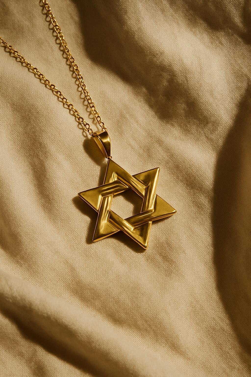 Ciondolo a forma di stella di David degli anni '70 in oro giallo 14k in vendita 1