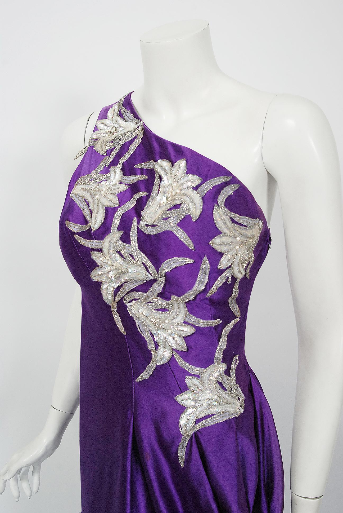 Violet Vintage 1970 Stavropoulos Couture Purple Applique Silk One-Shoulder Fitted Gown (Robe ajustée à une épaule) en vente