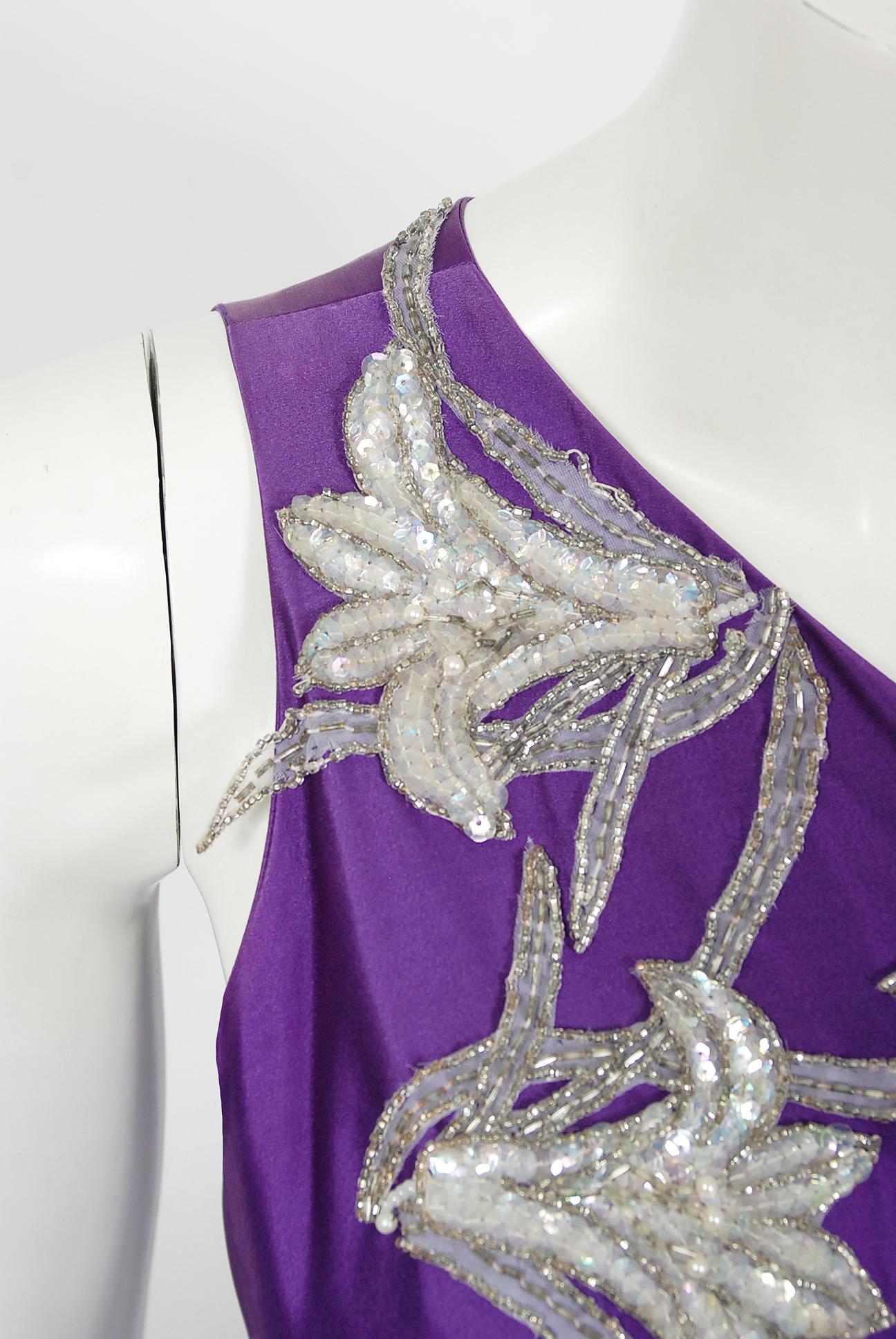 Vintage 1970 Stavropoulos Couture Purple Applique Silk One-Shoulder Fitted Gown (Robe ajustée à une épaule) Bon état - En vente à Beverly Hills, CA