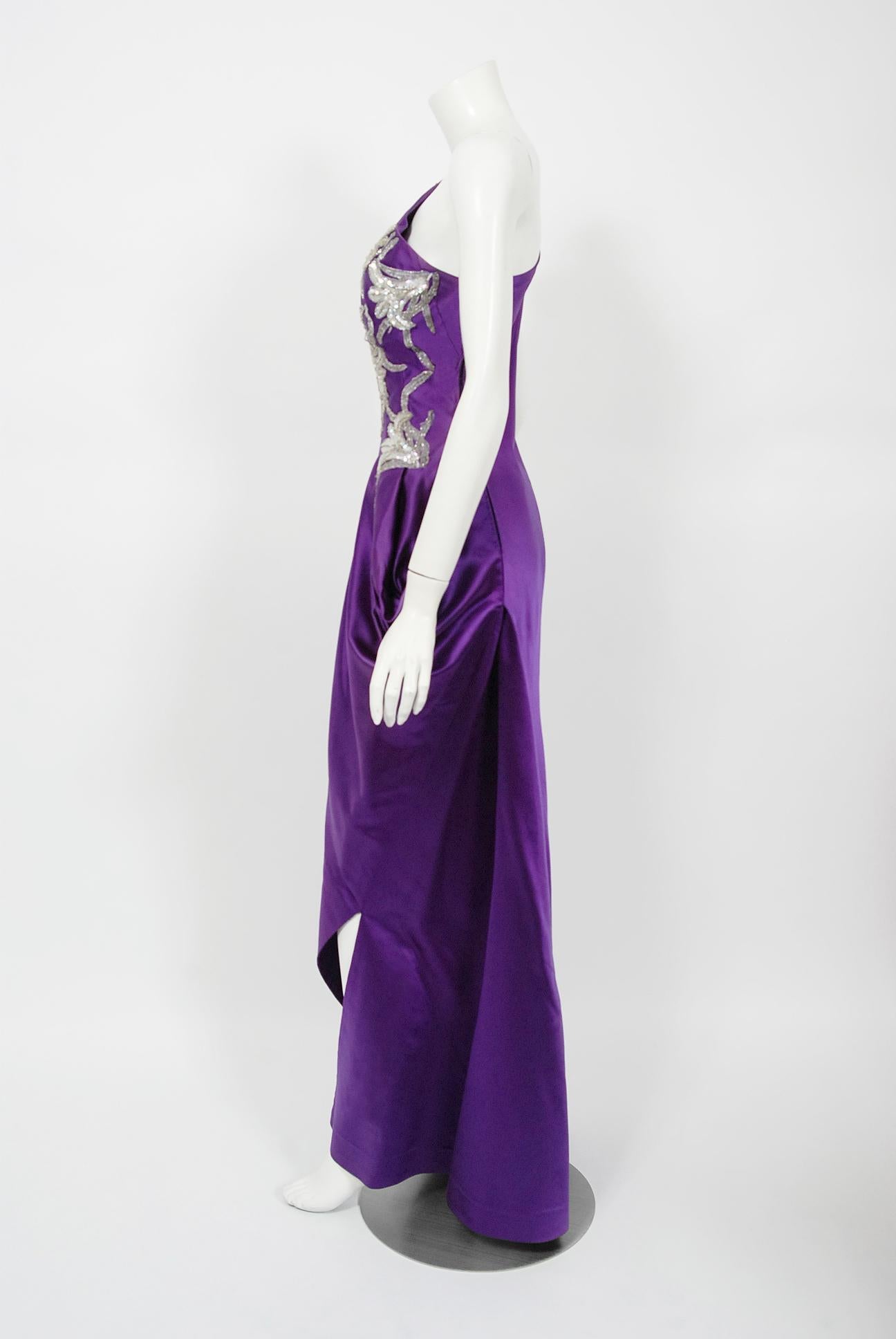 Vintage 1970 Stavropoulos Couture Purple Applique Silk One-Shoulder Fitted Gown (Robe ajustée à une épaule) Pour femmes en vente