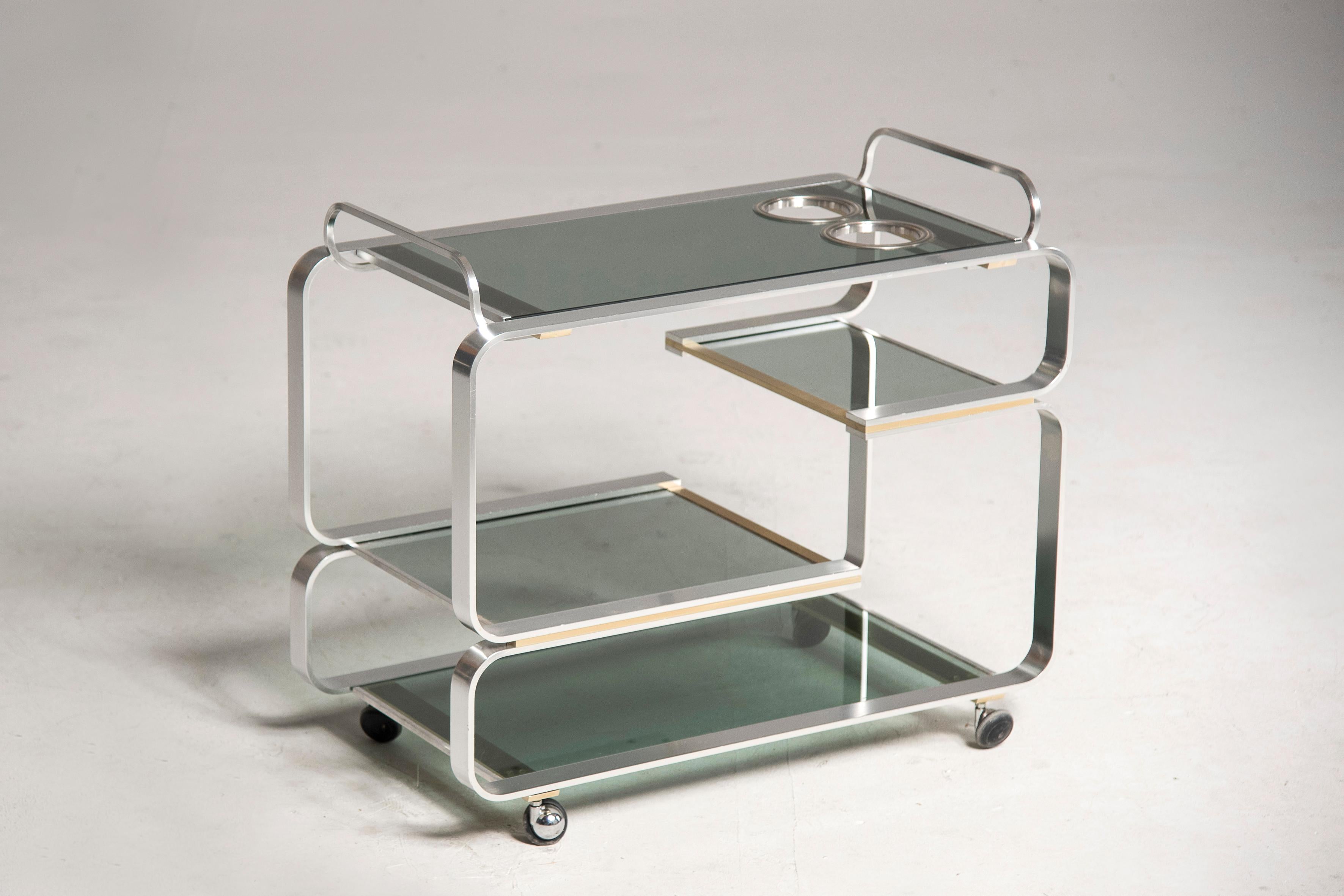 1970s tray with wheels and structure in steel and brass
On the upper shelf there are two bottle holders
Measures to be confirmed