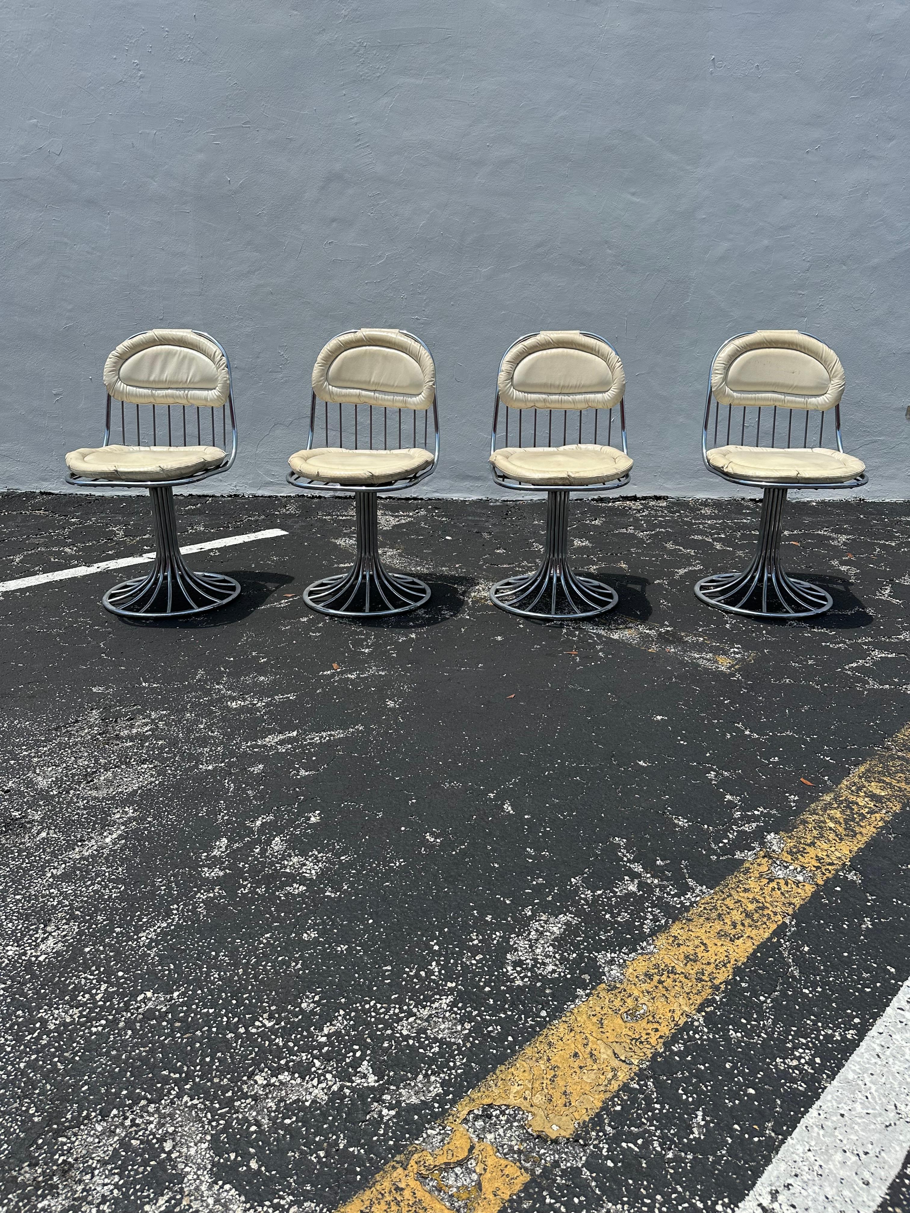 Chaises pivotantes blanches en acier et verre des années Whiting Table de salle à manger, ensemble de 5 en vente 4