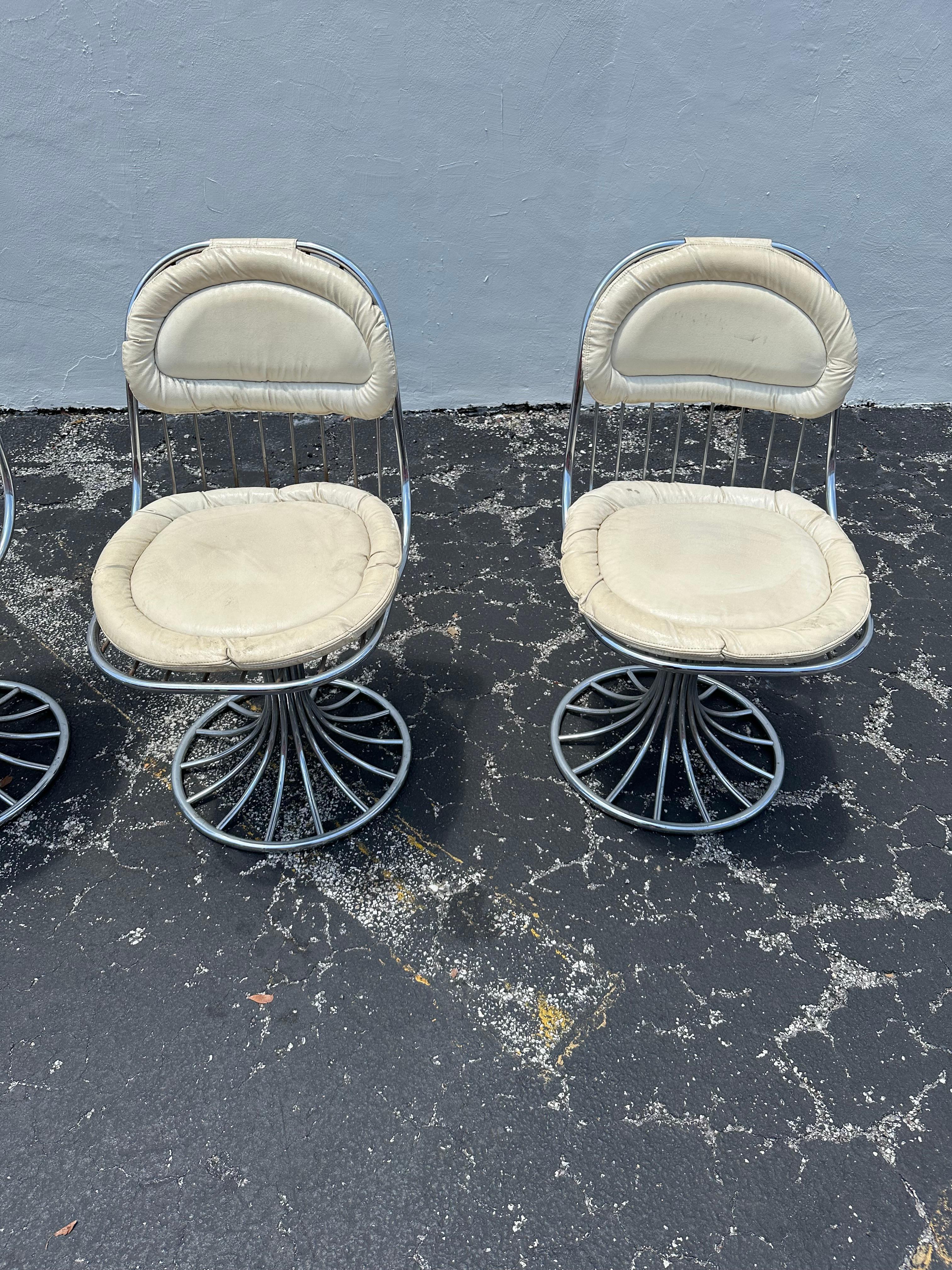 Chaises pivotantes blanches en acier et verre des années Whiting Table de salle à manger, ensemble de 5 en vente 5