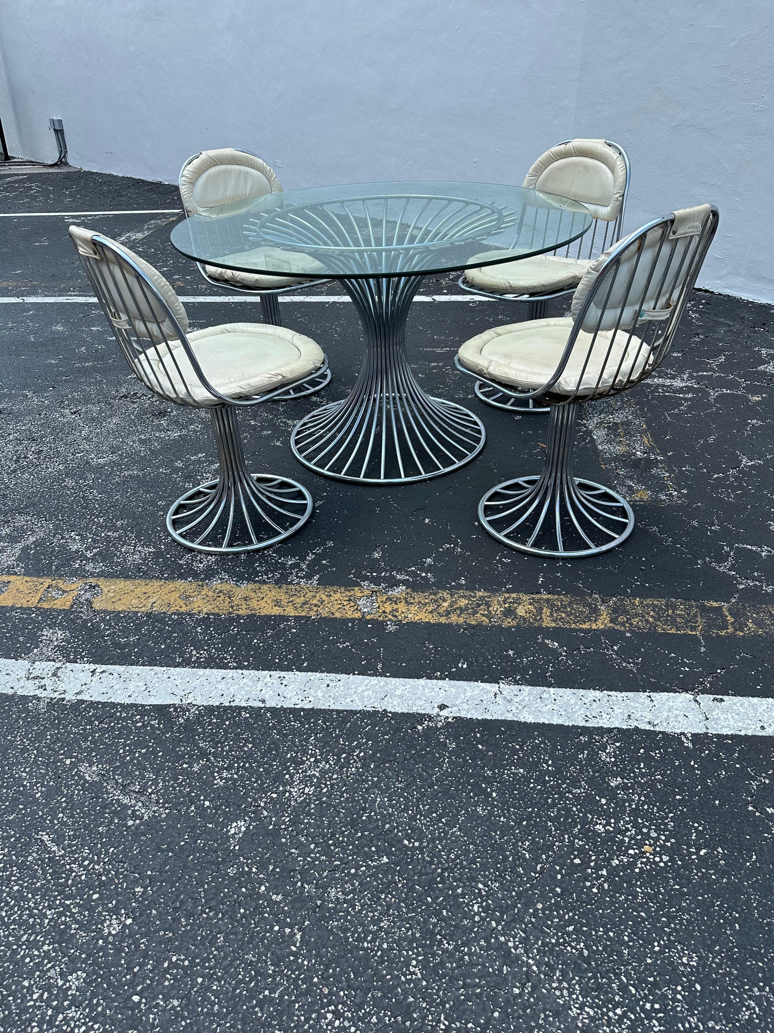 Mid-Century Modern Chaises pivotantes blanches en acier et verre des années Whiting Table de salle à manger, ensemble de 5 en vente