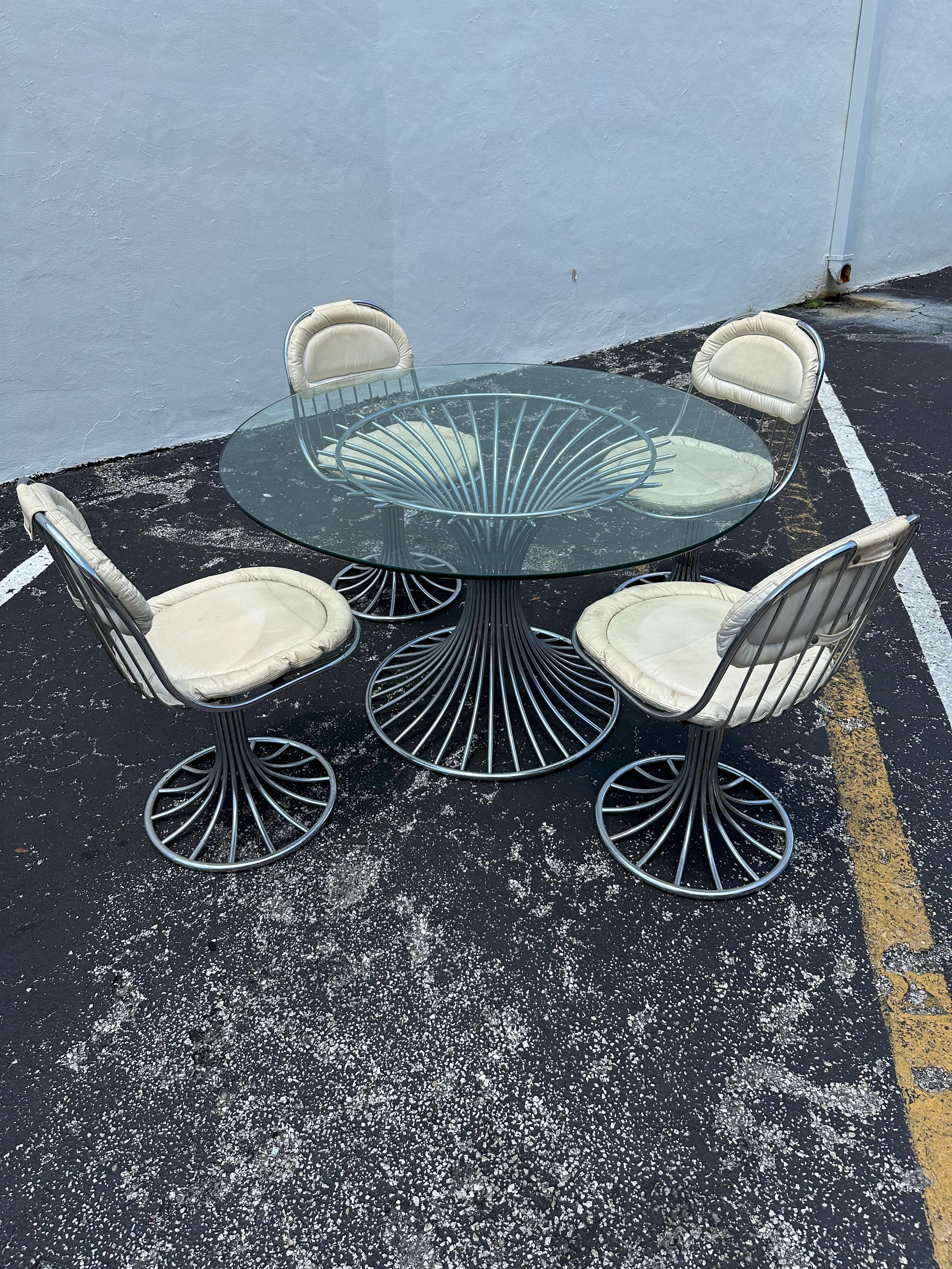 Chaises pivotantes blanches en acier et verre des années Whiting Table de salle à manger, ensemble de 5 Bon état - En vente à Fort Lauderdale, FL